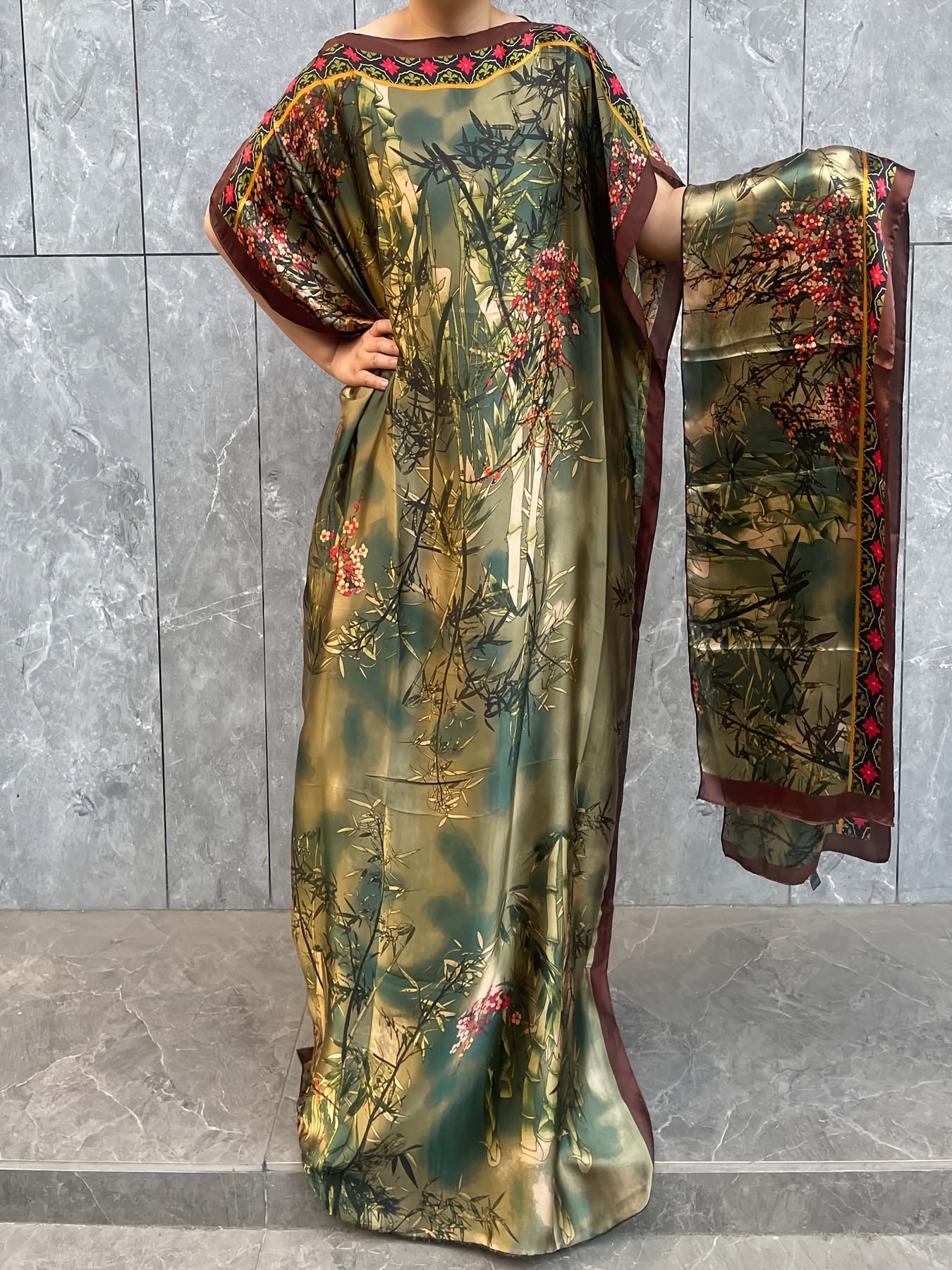 Zamonaviy plussayz maksi kaftan ko'ylagi, quyi bo'yin va qisqa yenglari bilan, qulay polyester matodan tayyorlangan. Erkin kesim, to'liq bosma dizayni bilan, yozgi plyaj va ochiq havoda tadbirlar uchun mukammal.