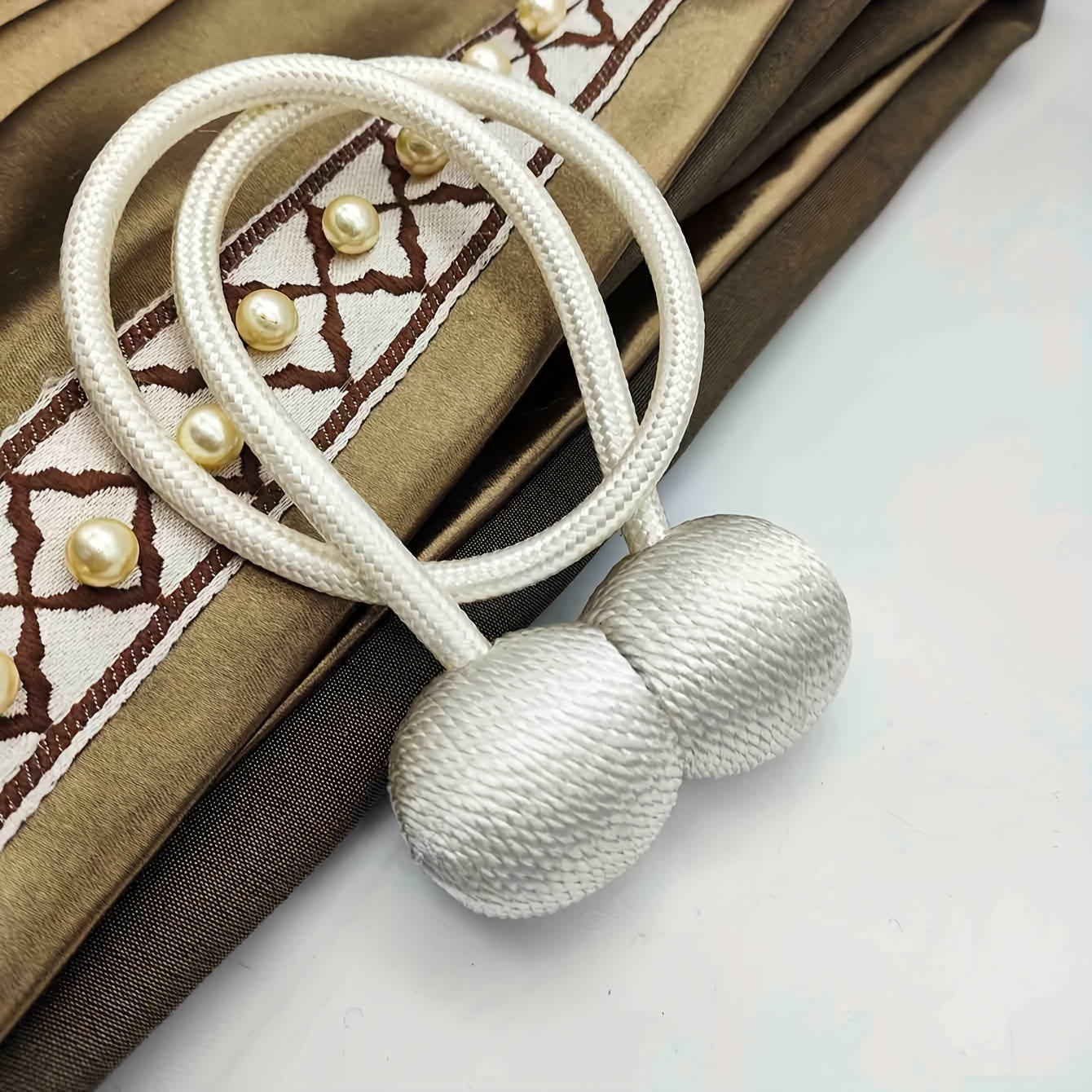 Получите 2 штуки креативных держателей для штор с магнитными пряжками для современного и простого крепления штор. Эти держатели для штор без пробивания идеально подходят для добавления стиля в вашу спальню, гостиную или любое другое место в вашем доме.