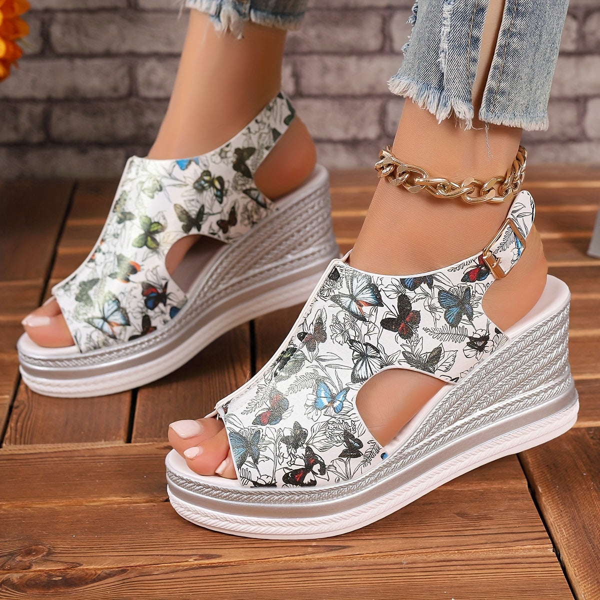 Новые сандалии с толстой подошвой и wedge-каблуком в виде рыбьего рта.