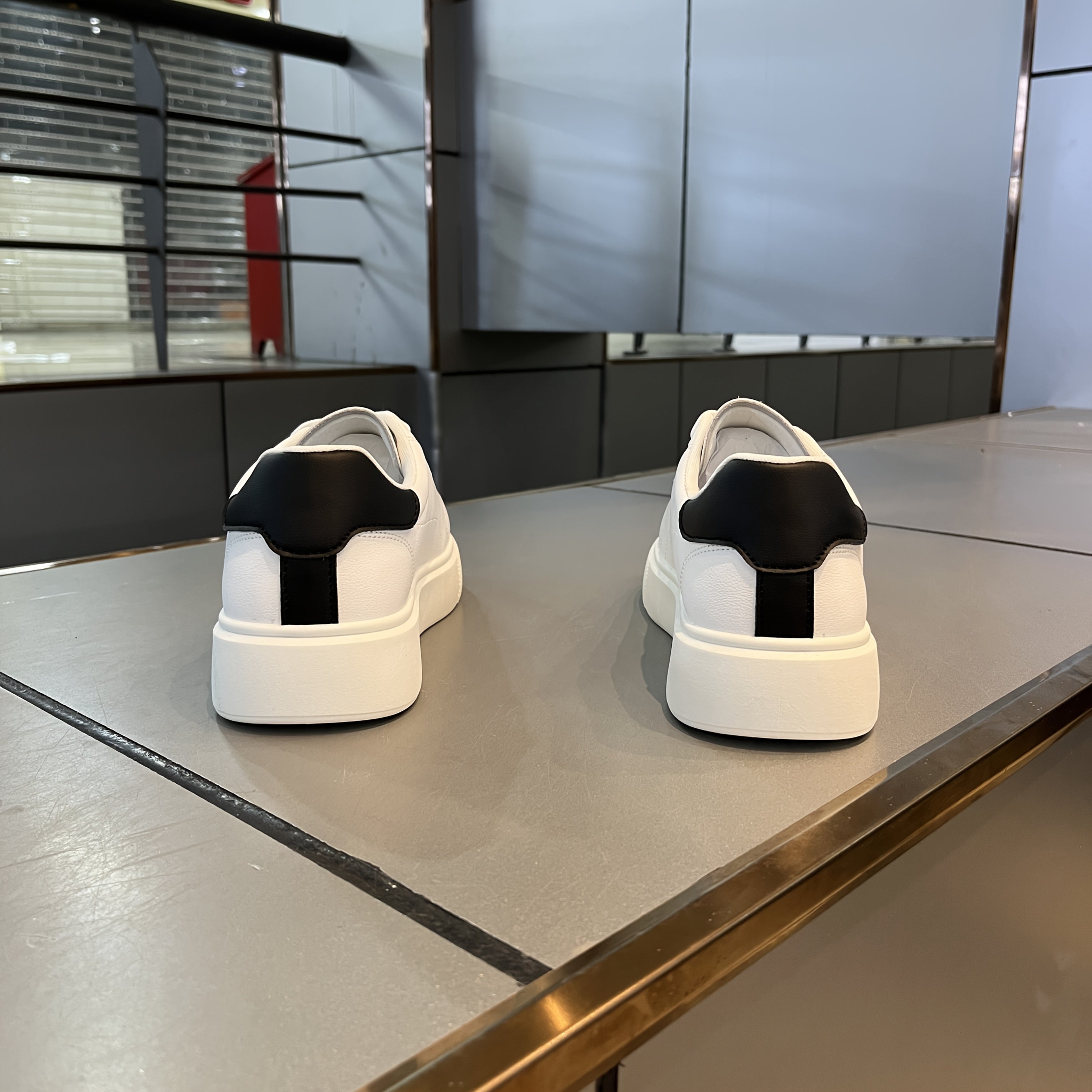 Мужские кроссовки-скейт с однотонной шнуровкой и нескользящей подошвой из ПВХ для прогулок в любое время года