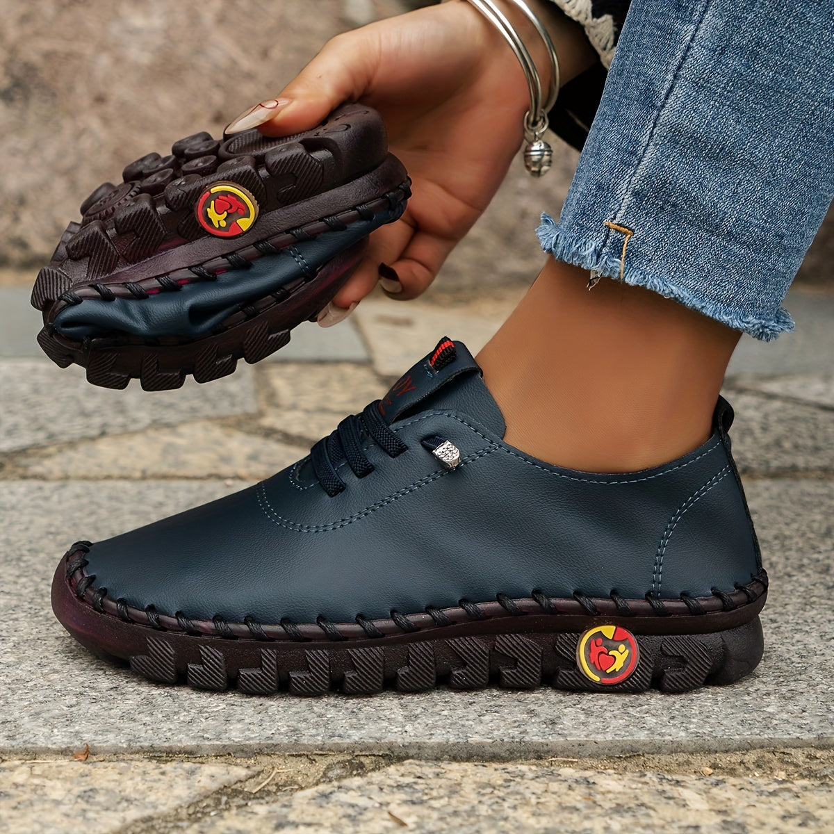Ayollar uchun bir rangli flatform slip-on yurish poyabzali, katta o'lcham