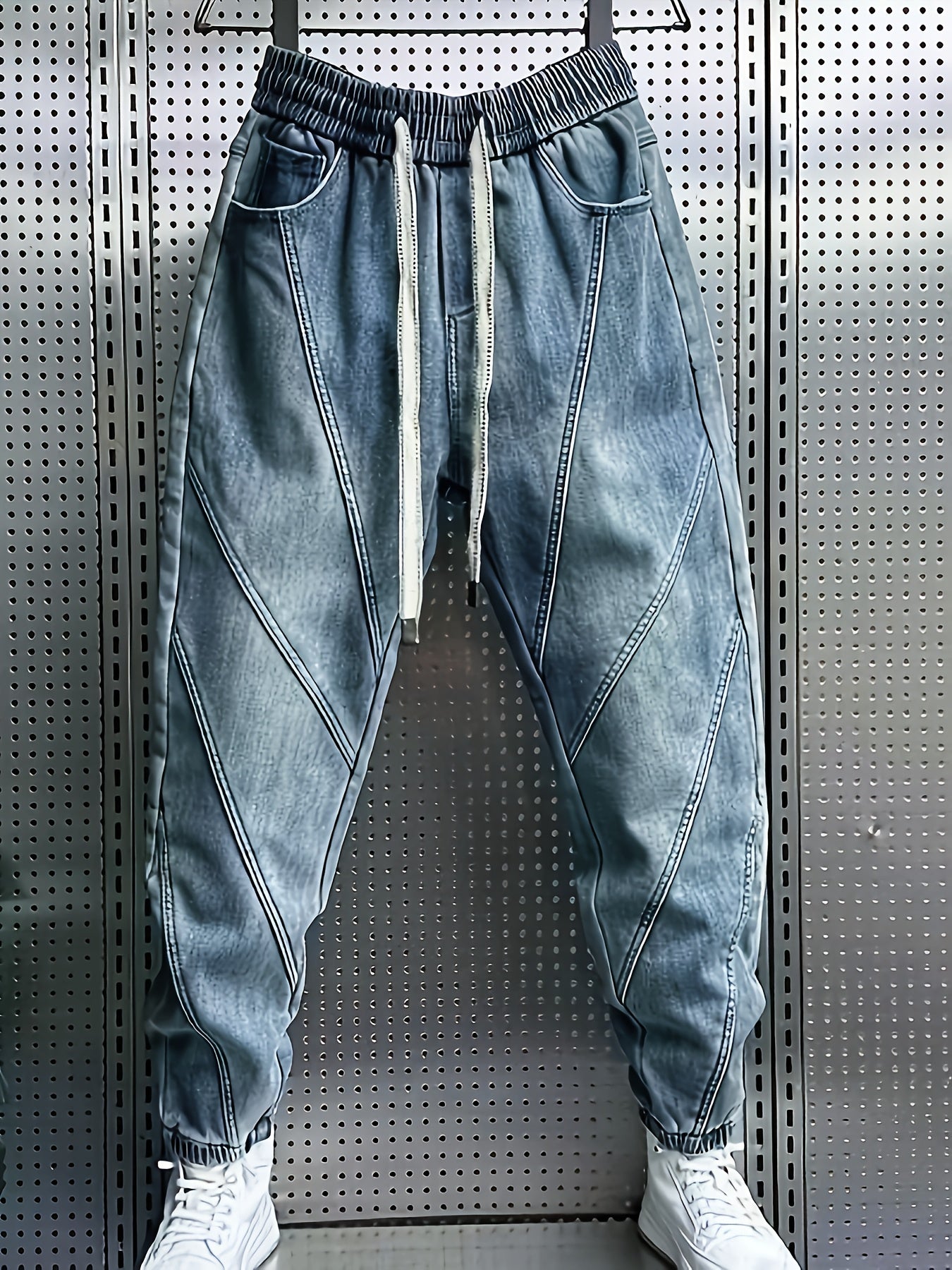 Erkaklar uchun tasodifiy kesilgan denim shimlar, paxta aralashmasidan tayyorlangan, odatiy moslikda, bir xil rangda, cho'zilmaydigan mato, tortish qismi va cho'ntaklar bilan. Har mavsum uchun mos keladi.