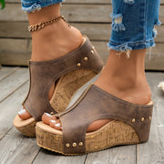 Yoz uchun ochiq barmoq, bilak tasmasi, sun'iy qoplama yuqori va astar, kauchuk taglik, surish dizayni bilan ayollar uchun zamonaviy qalin poshnali sandallar.