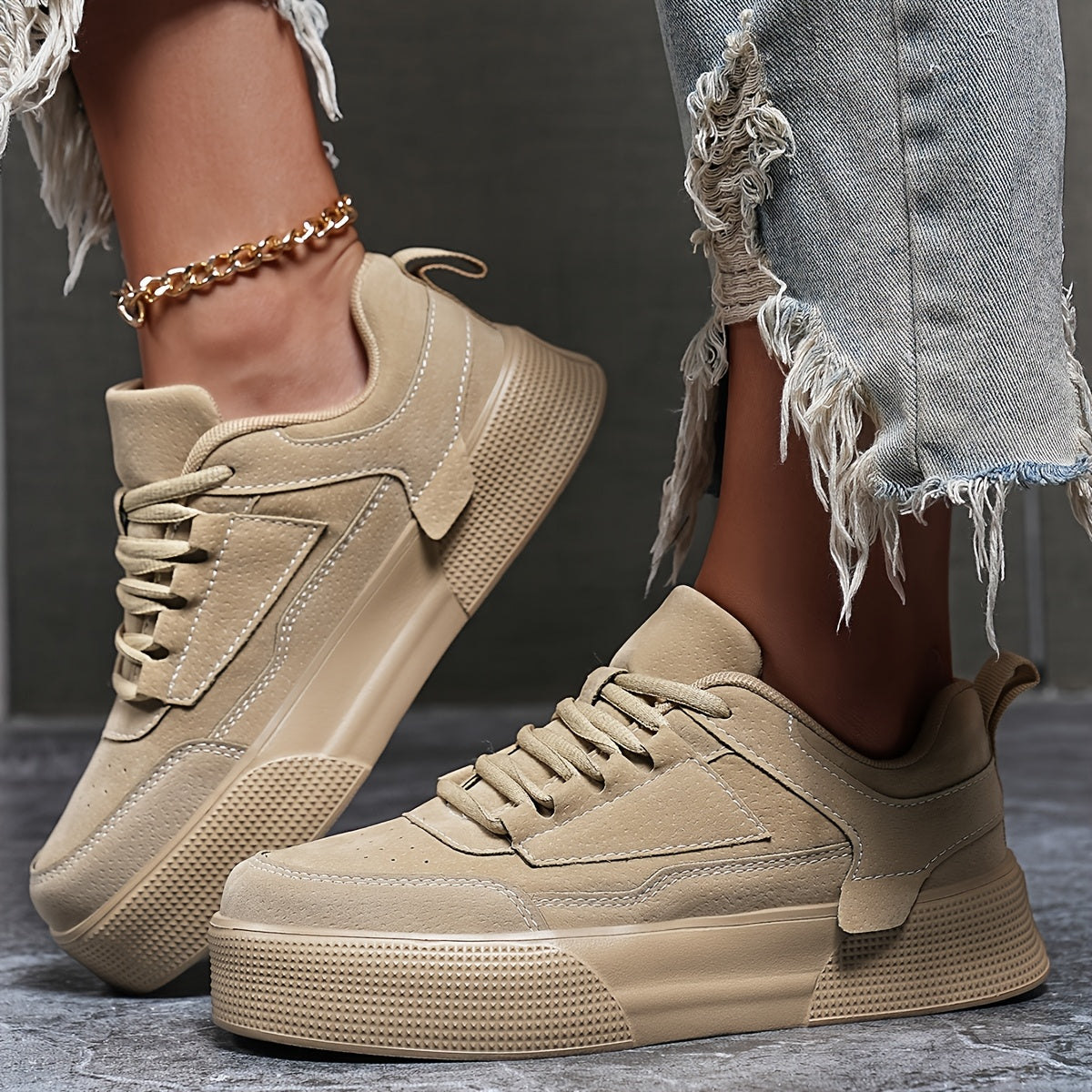 Ayollar uchun klassik bog'ichli pastki skateboard krossovkalari, bir xil rangli blok dizayni va balandlikni oshirish xususiyati bilan. PU yuqori qismi, mato ichki qismi va EVA tagligi bilan barcha mavsumlarda qulaylik uchun ishlab chiqarilgan.