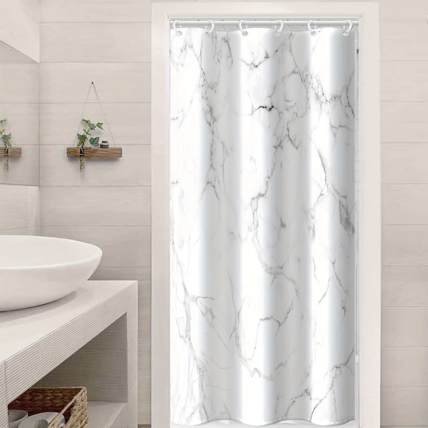 1 dona Marmar naqshli dush pardasi, och kulrang va oq chiziqli, suv o'tkazmaydigan, plastik ilgichlar bilan. Mashinada yuvish mumkin, uy va mehmonxona hammomlari uchun mos.