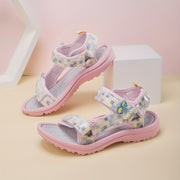 Sevimli qizlar uchun tekis naqshli sandallar, kapalak charm bilan, engil to'rli yuqori qismi, EVA tagligi, yopishqoq va halqa yopilishi. Plyaj yoki norasmiy kiyim uchun ideal, pushti rangda. Qulaylik uchun sozlanadigan tasma.