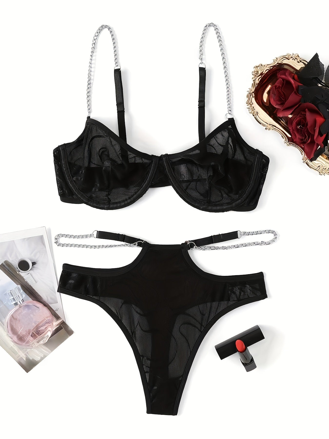 Conjunto de lencería de malla de poliéster para mujer con detalles en contraste y acentos de cadena