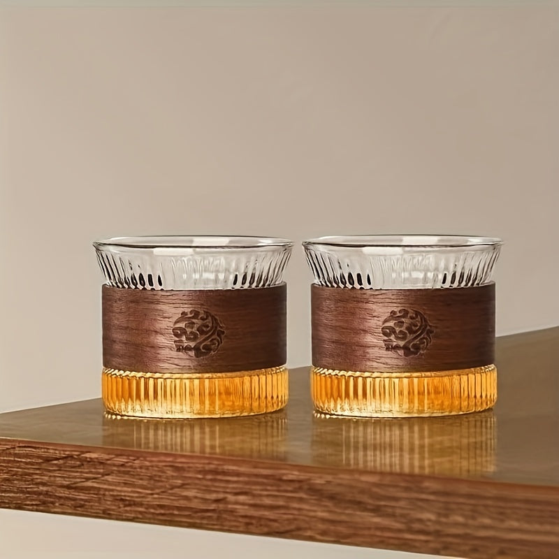 Набор из 1 многоразовой стеклянной кофейной чашки объемом 5 унций с деревянным рукавом. Имеет полосатый узор и противоскользящий дизайн. Перерабатываемая и безопасная для посудомоечной машины.