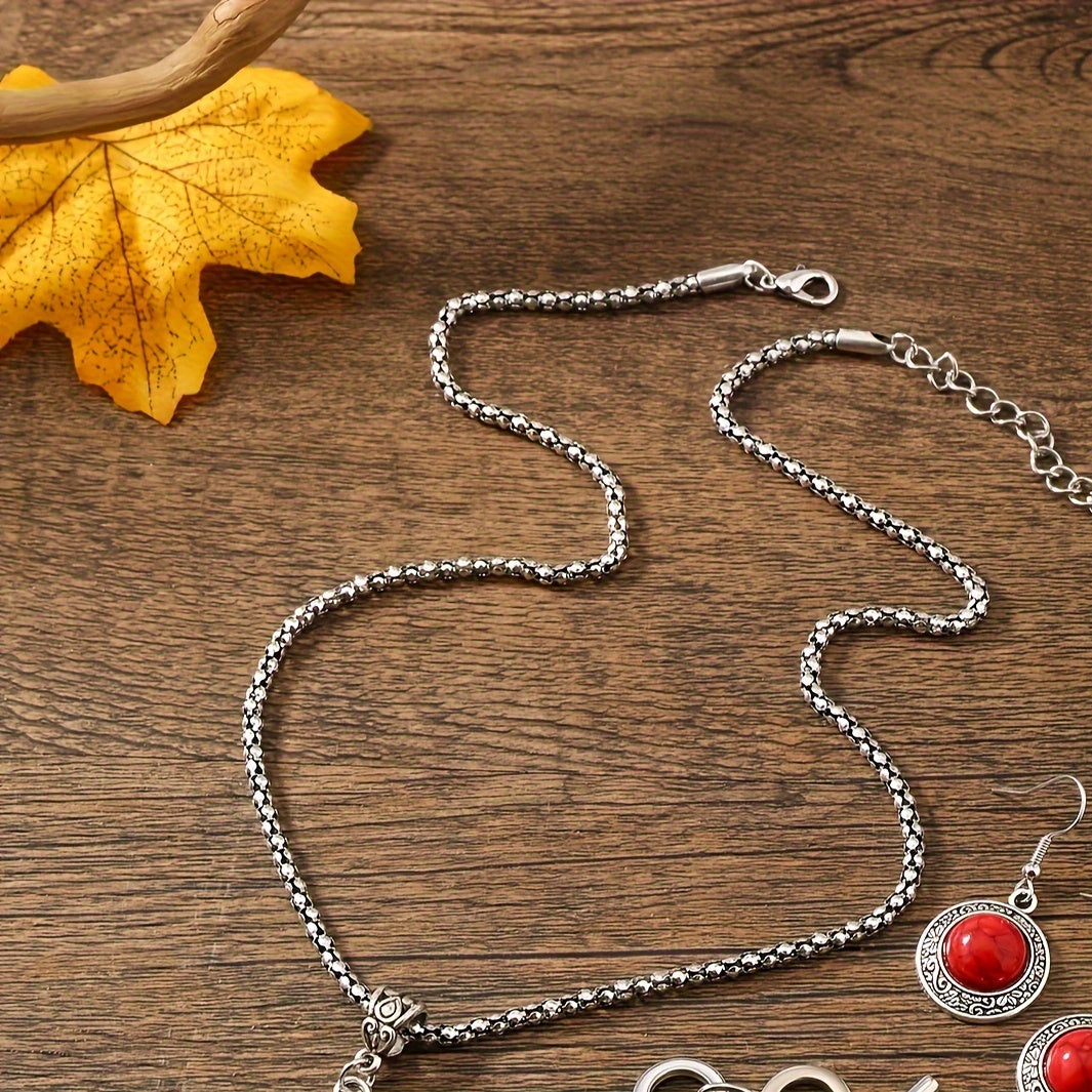 Винтажный комплект украшений, включающий пару серег, браслет и ожерелье, все серебряные с инкрустированными драгоценными камнями и ретро-резьбой на поверхности. Эти изделия идеально подходят для сочетания с повседневной одеждой.