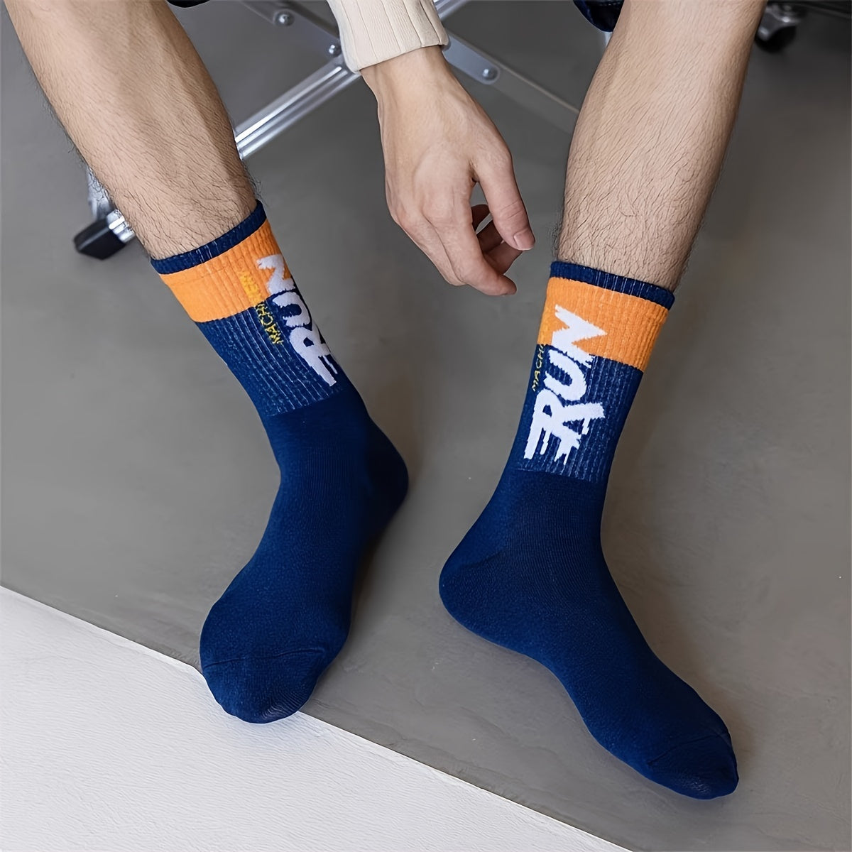 Men's Mid-Calf Crew Socks 5 Pairs Letter Pattern Breathable Polyester for Outdoor Sports