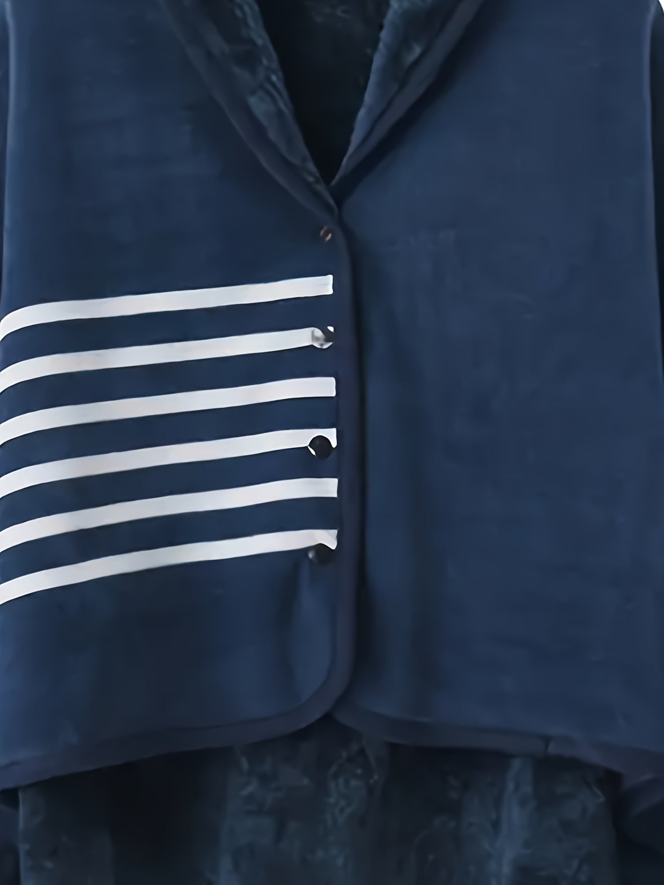 Пижамный плащ в клетку, изготовленный из 100% полиэстерового фланели, с v-образным вырезом, без рукавов и с кнопочной застежкой. Средняя растяжимость и свободный крой, подходит для всех сезонов. Может использоваться как плед для сна в