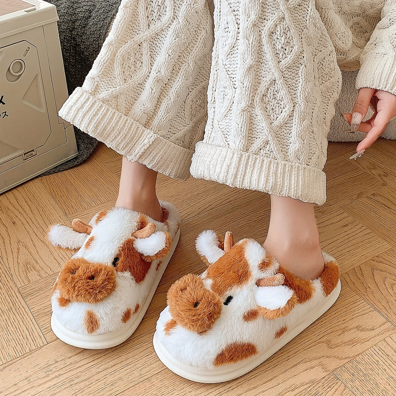 Uniseks inək boshi bosilgan yopiladigan shippaklar yumshoq mato ichki uy poyabzal