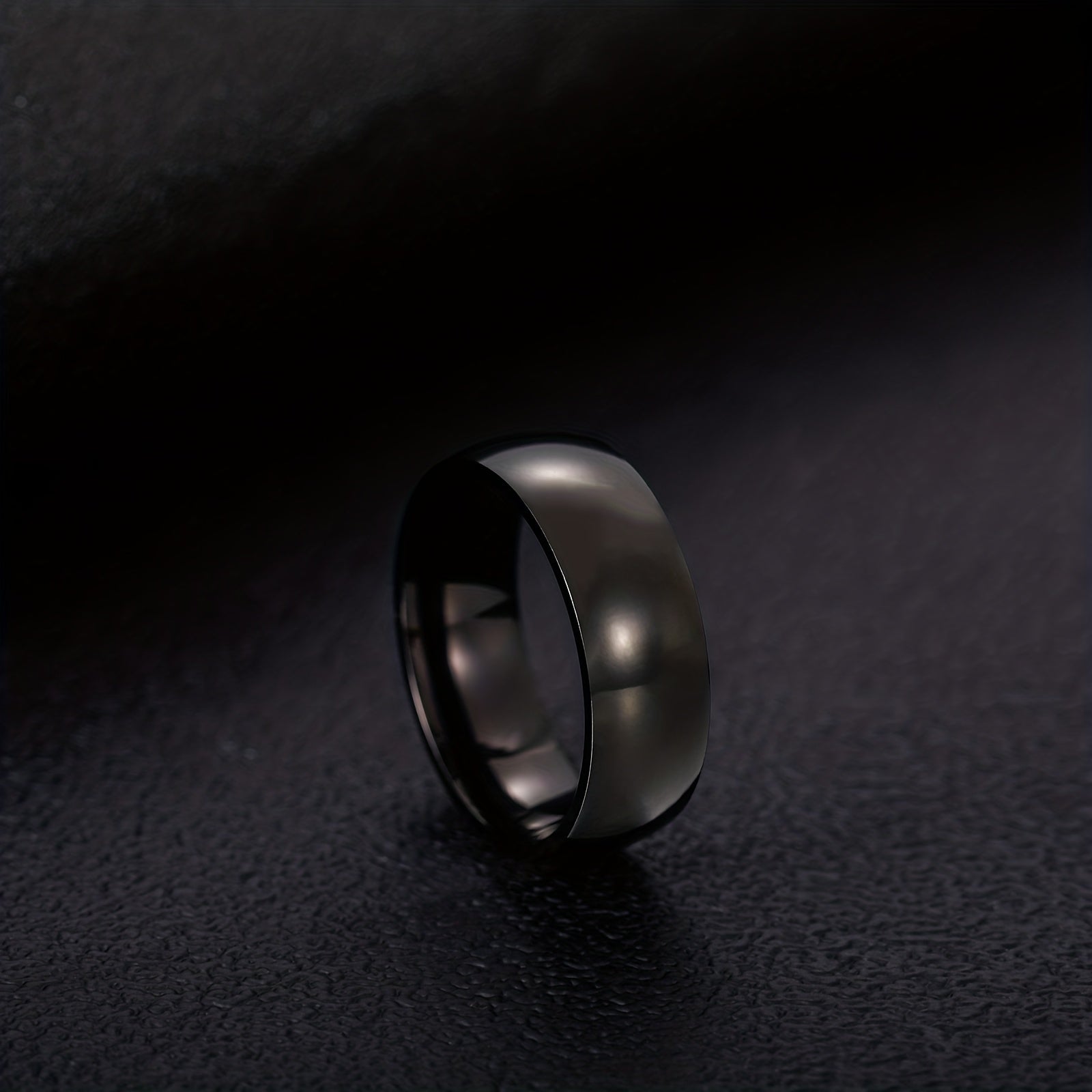 Erkaklar uchun Dome Yuqori Polirovka Qilingan Toza Titan Halqa, kengligi 8mm, AQSh o'lchovlari 4.5-14 da mavjud, bitta dona sifatida sotiladi.