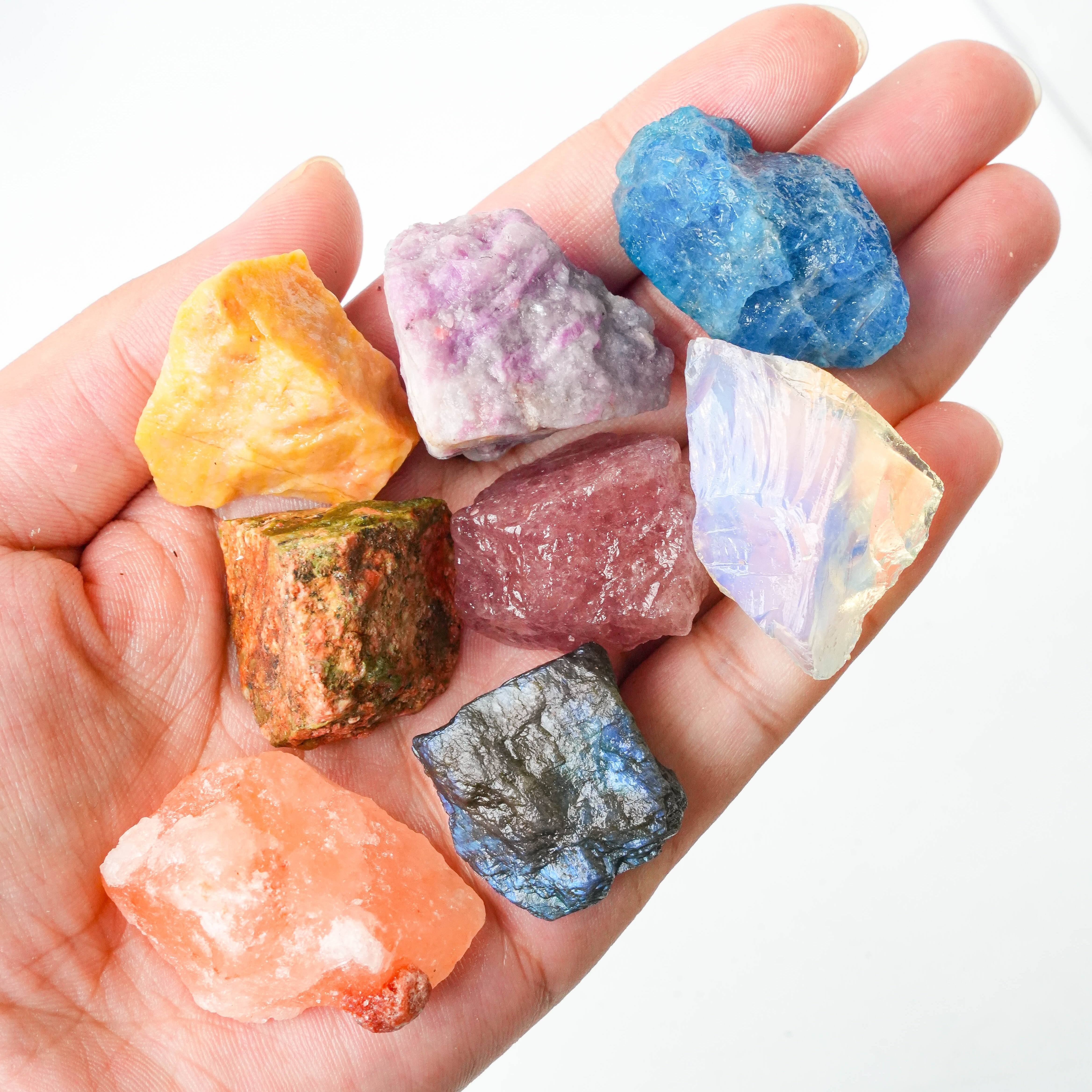 Набор из 8 крупных натуральных кристаллов и камней в коллекционной коробке из кристаллического гема