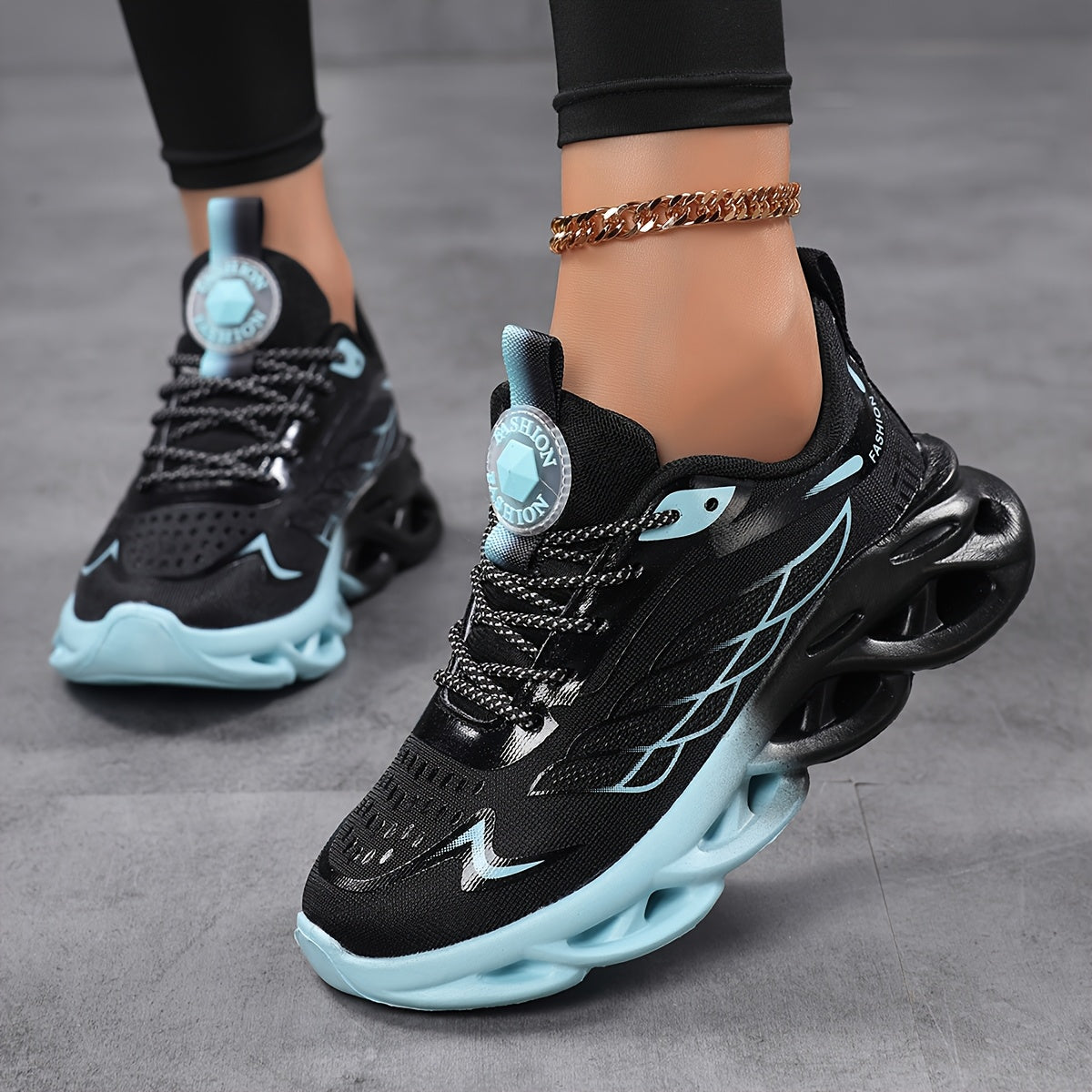 Women's Breathable Mesh Running Shoes Lightweight Low-Top Sneakers Black and White