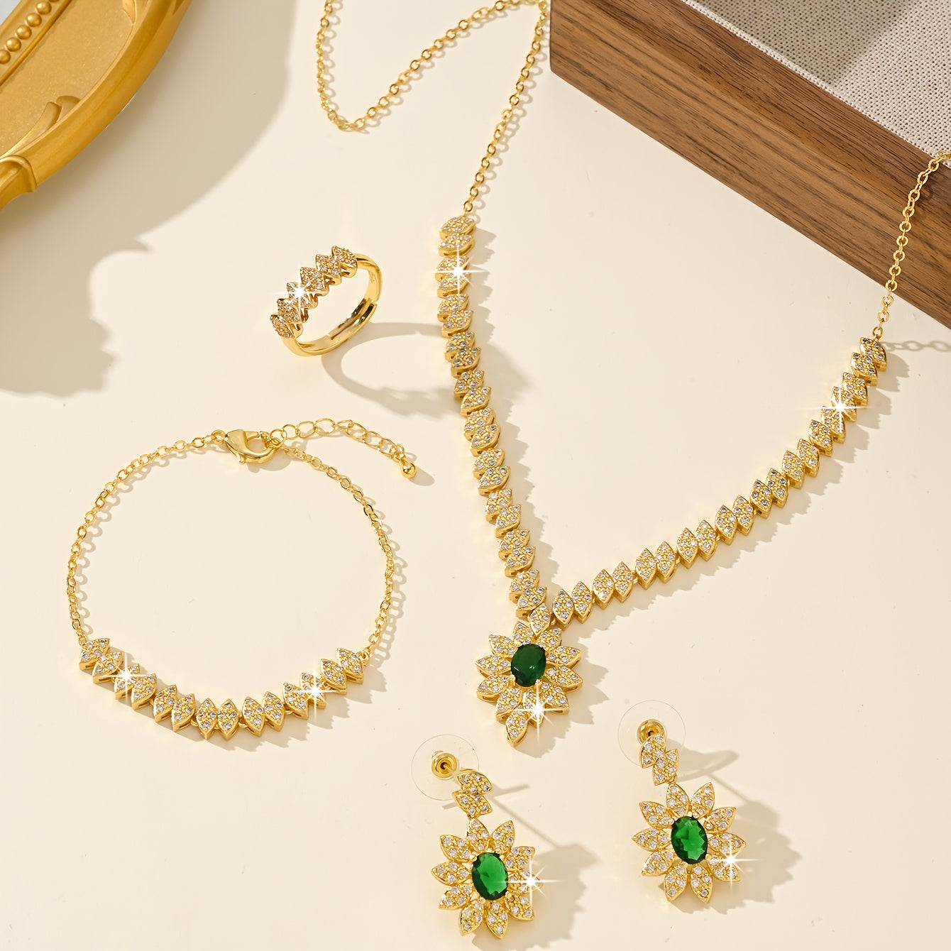 "Hashamatli Gullar Bud Dizayni Qizlar Zargarlik To'plami - 5 Dona o'z ichiga oladi, 18K Oltin Qoplangan Mis va Sintetik Zirconiyadan tayyorlangan. Har kuni kiyish va to'ylar uchun mukammal sovg'a."