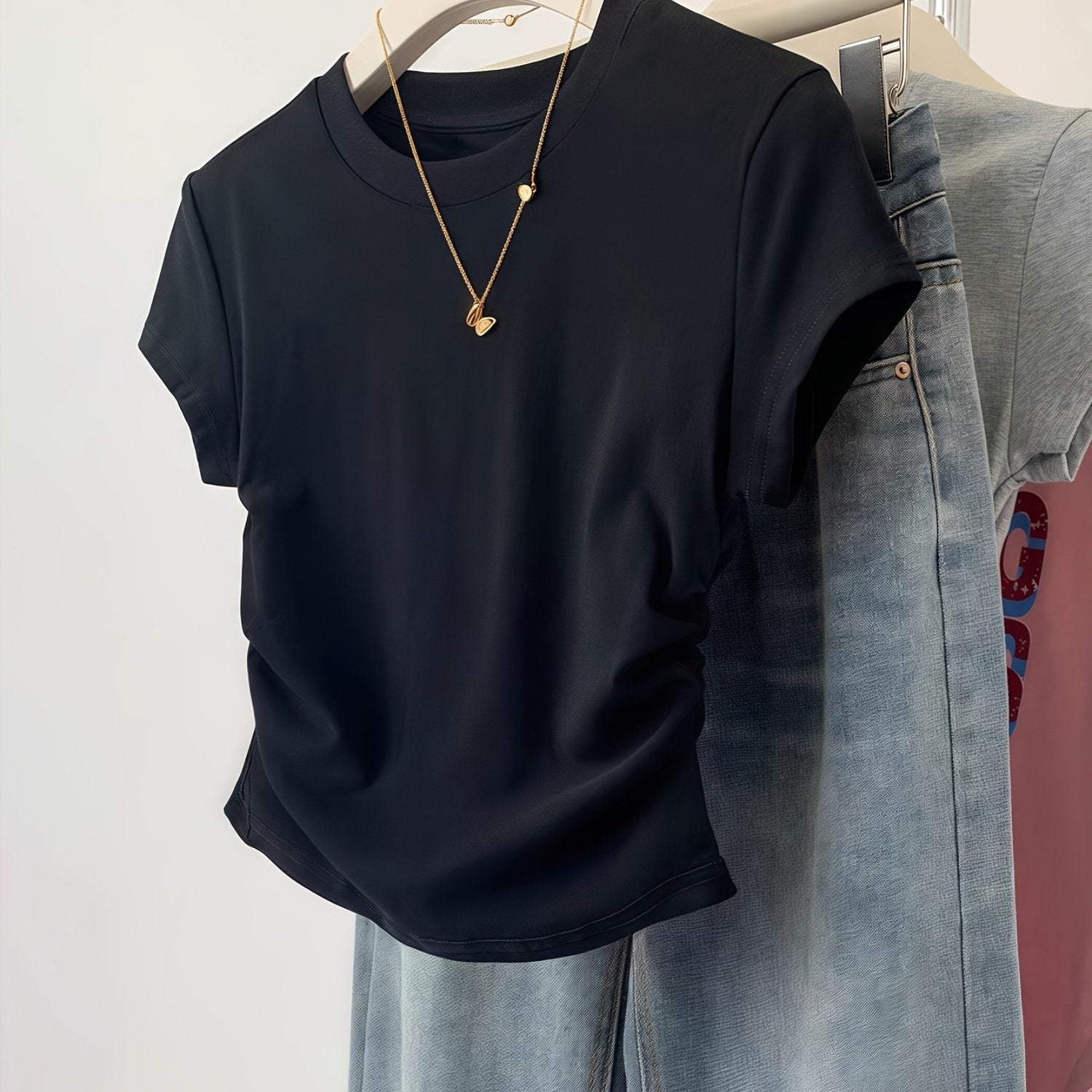 Women's Fitted Short-Sleeve T-Shirt with Ruffled Edges for Summer Casual Wear