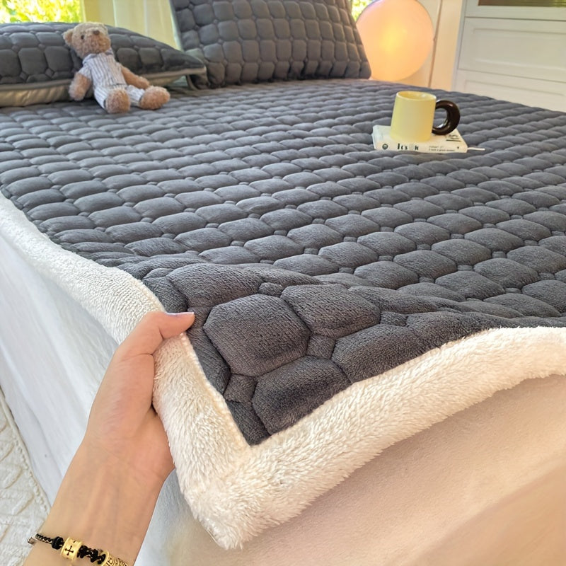 1 dona sutli velur matras, 4 burchakda elastik tasmalari bilan, yumshoq va mashinada yuvish mumkin. Yotoqxona, divan yoki mehmon xona uchun mos.