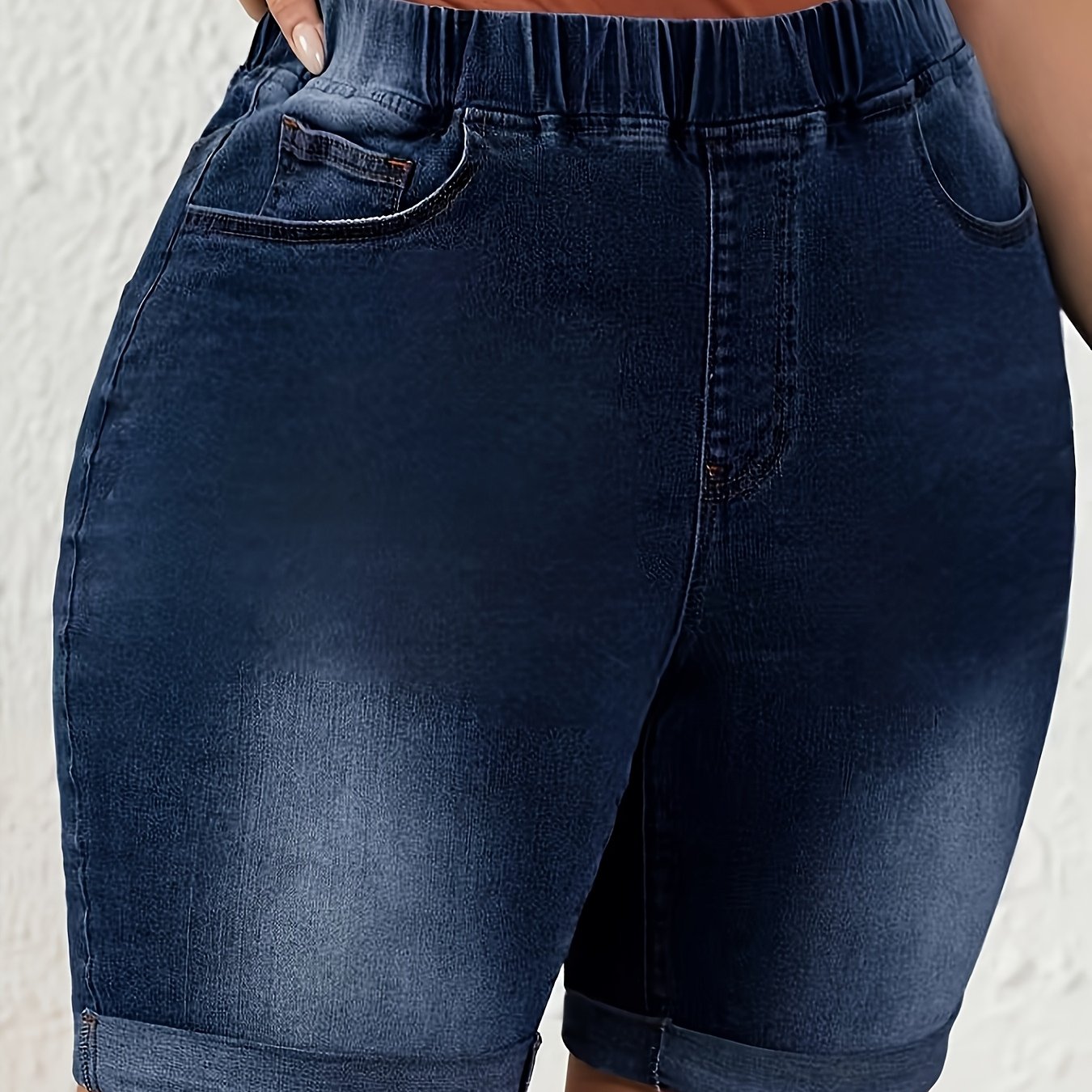 Ayollar uchun kengaytirilgan o'lchamli kengroq denim shortlar, qorong'i ko'k yuvish, o'rta balandlikdagi qovurg'a, burilgan bo'yinli qism