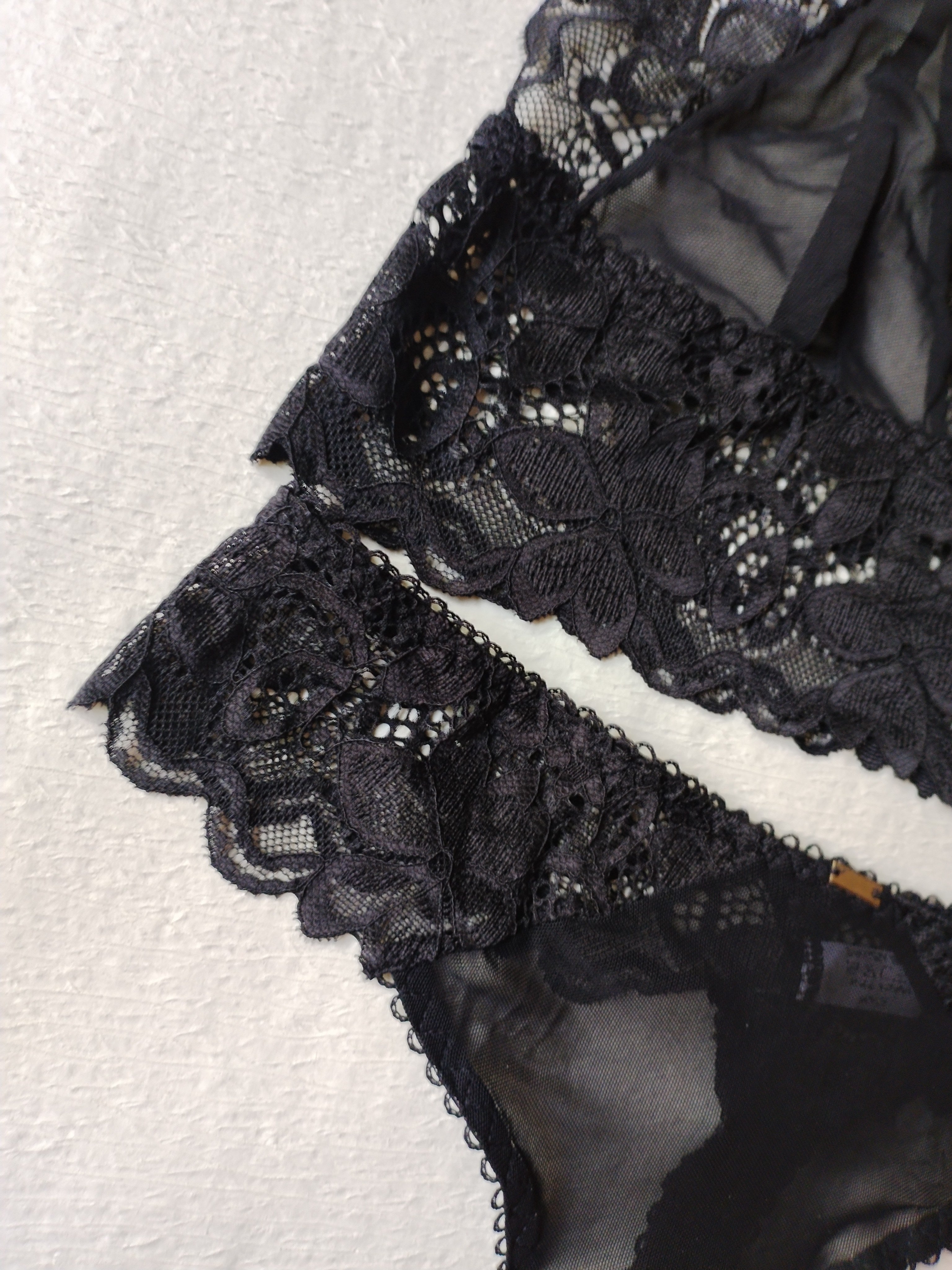 Women's Floral Lace Lingerie Set with Scallop Trim Wireless Bra and Mesh Panties