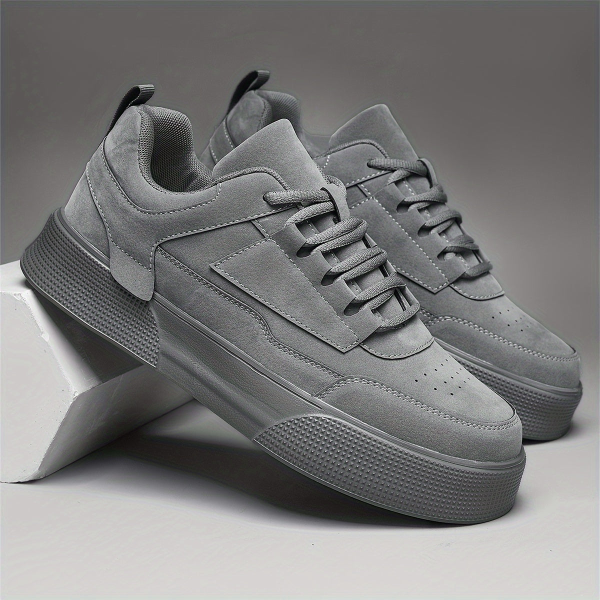 Men's Gray Low-Top Skate Shoes with Thick Sole and Lace-Up Closure