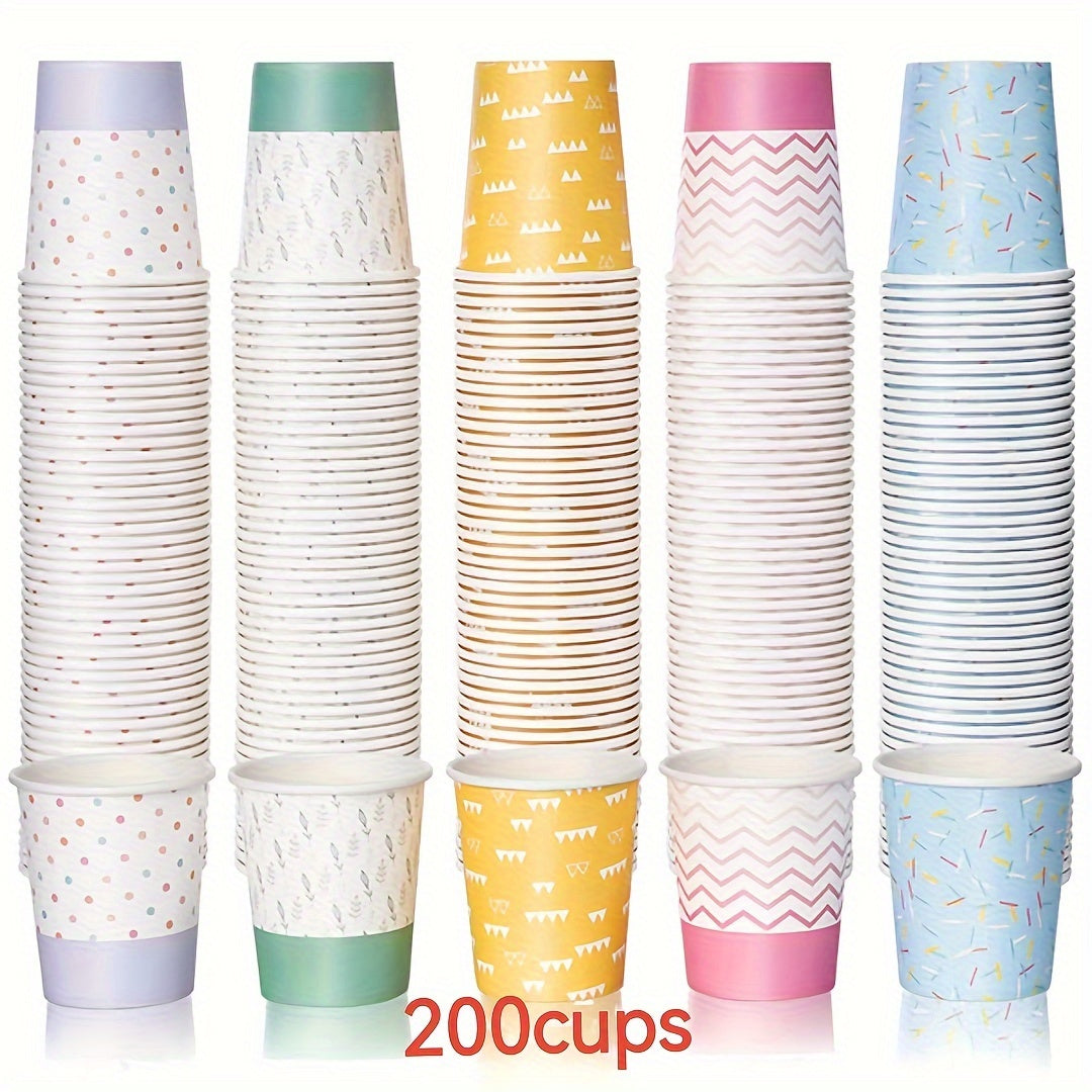 Yuqori sifatli, suv o'tkazmaydigan va BPA-siz 5 untsiya sig'imli bir martalik qog'oz stakanlar. Partiyalar, pikniklar, barbekyu va sayohatlar uchun juda mos keladi. Zamonaviy ko'k va yashil geometrik dizaynga ega.