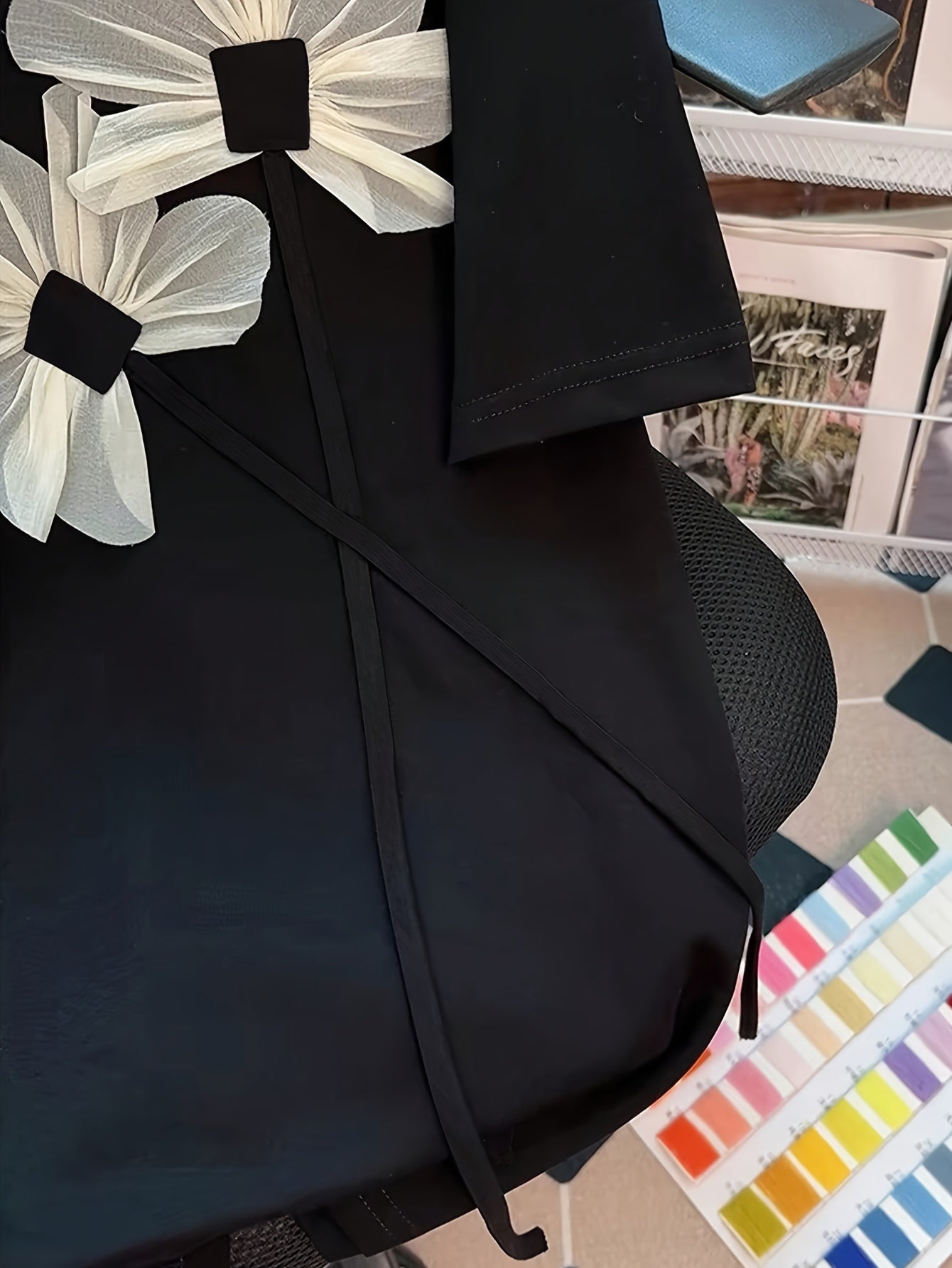 Ayollar uchun gullar bilan bezatilgan katta o'lchamdagi futbolka. Elastik polyester-spandeks aralashmasidan tayyorlangan. Dumaloq bo'yin, qisqa yeng, mashinada yuvish mumkin. Yozgi norasmiy yoki rasmiy kiyim uchun mos.