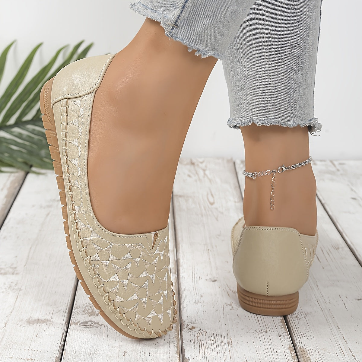 Zapatos planos de cuero sintético para mujer con corazones y diseños en relieve de cocodrilo en negro, beige y blanco