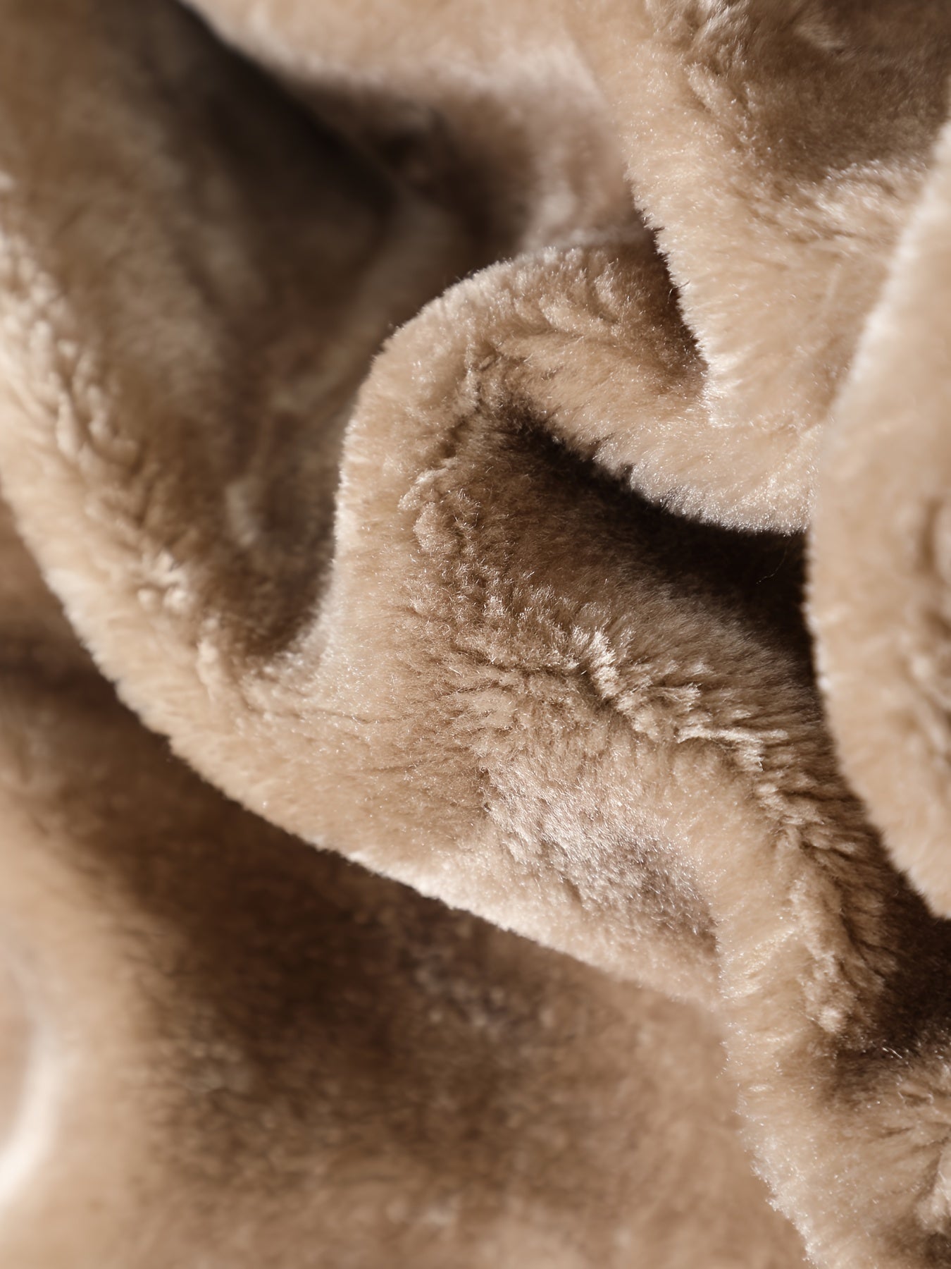 Erkaklar uchun yirtilgan PU charm kurtka, ichki qismi mo'ynali, bir nechta cho'ntaklar va shamolga chidamli dizayn.