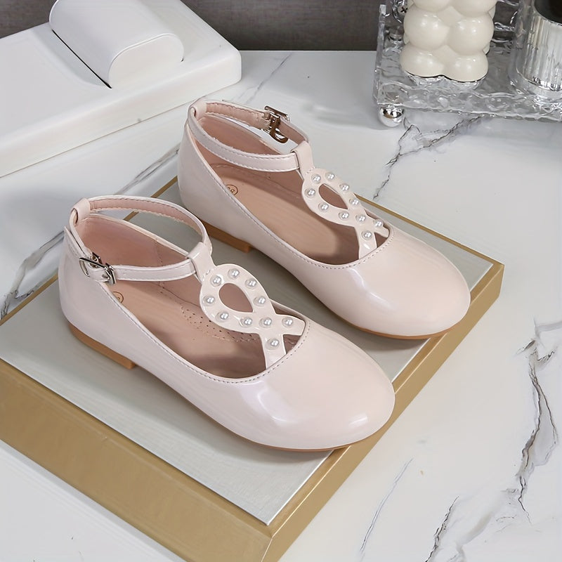 Zinati qora malika poyabzallari, marosimlar va ochiq havoda faoliyatlar uchun mukammal, marjonli bezaklar bilan.