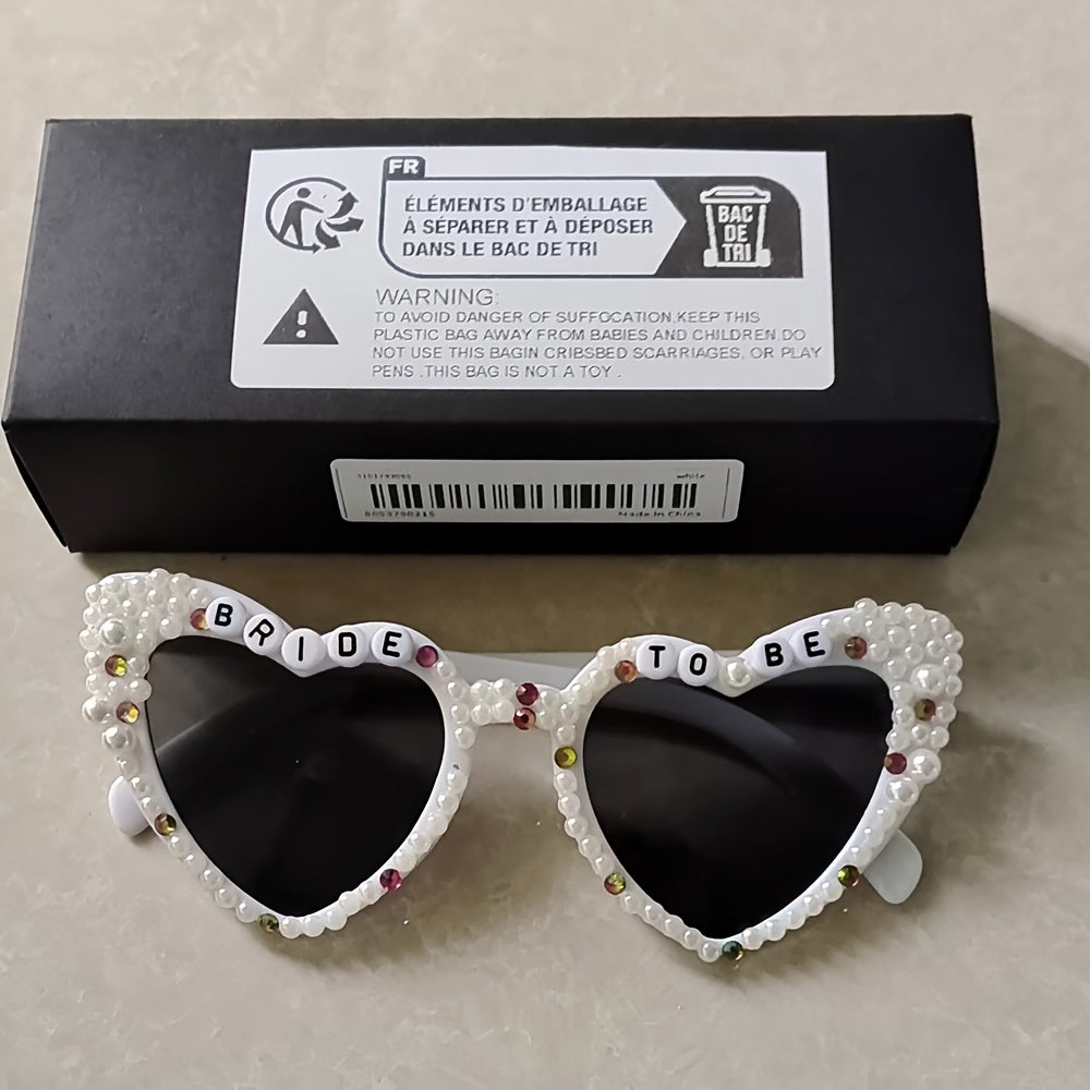 Gafas de sol con corazón de novia con pedrería y detalles de perlas para despedida de soltera y boda