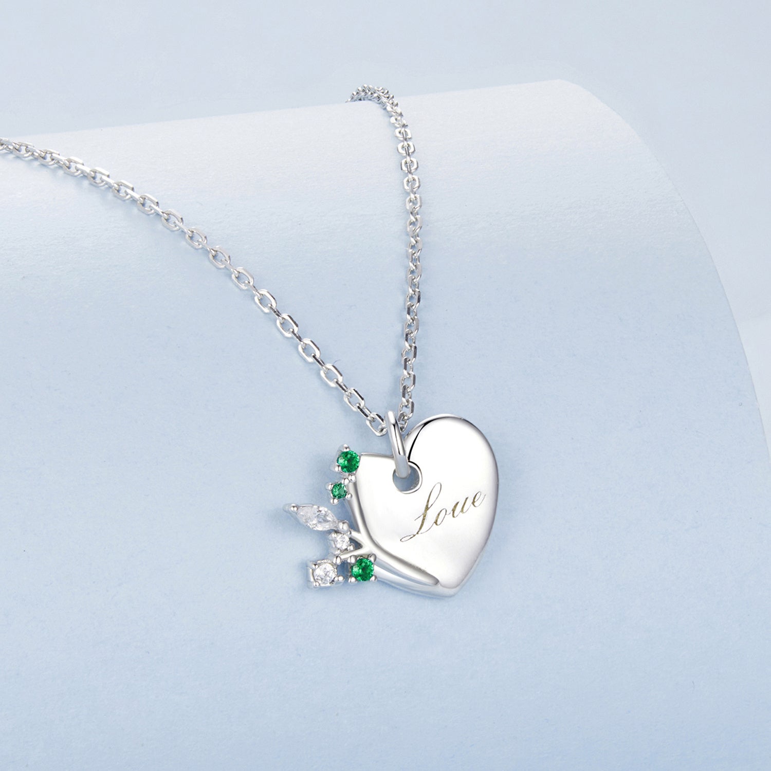 4.1G 925 kumush va sintetik zirkoniyadan tayyorlangan, nafis va minimalist Daraxt hayoti pandanti. Har kuni kiyish uchun yoki Sevgi kuni kabi tadbirlarda qiz do'stlaringiz, hamkorlaringiz, do'stlaringiz yoki o'zingiz uchun maxsus sovg'a sifatida ideal.