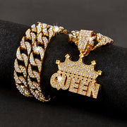 "Ichki qirolingizni qabul qiling, Crown Queen marjonini taqing! Ushbu ajoyib buyum kuch va nafislikni ifodalaydigan qirol taqini o'z ichiga oladi. Qirollikning jozibasini his eting va har qayerda malika kabi his qiling, ushbu zamonaviy aksessuar bilan. "