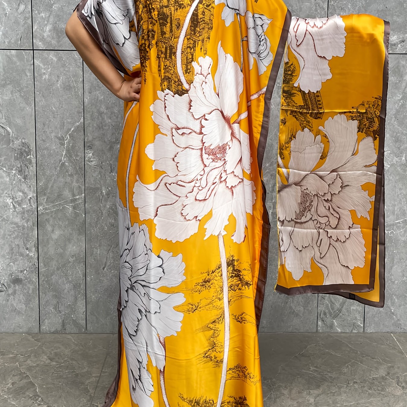 Ayollar uchun katta o'lchamli gullar bilan bosilgan tunik kiyi, sharf bilan, polyester, erkin fit