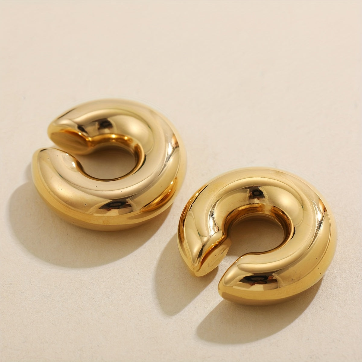 Zarif va zamonaviy zanglamas po'latdan yasalgan halqa sirg'alar to'plami, bo'sh C-shakl dizayni bilan. Kundalik kiyish, ta'til va Ramazon bayrami mavsumi uchun mukammal. Har mavsumda mos va ko'p qirrali.