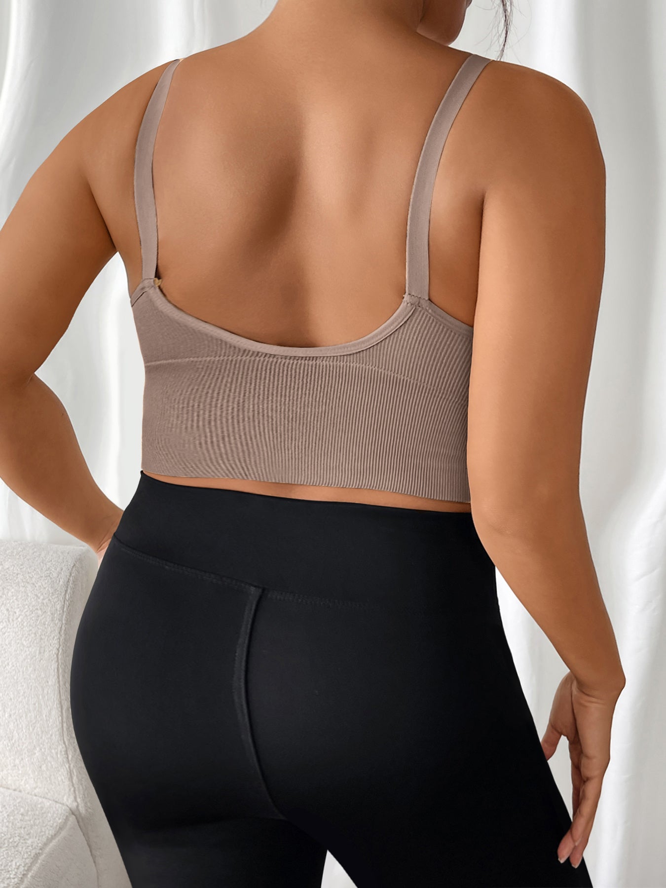 Plus o'lcham sport bra tank top to'liq rangli ribli orqa qismi bo'sh olib tashlanadigan padlar