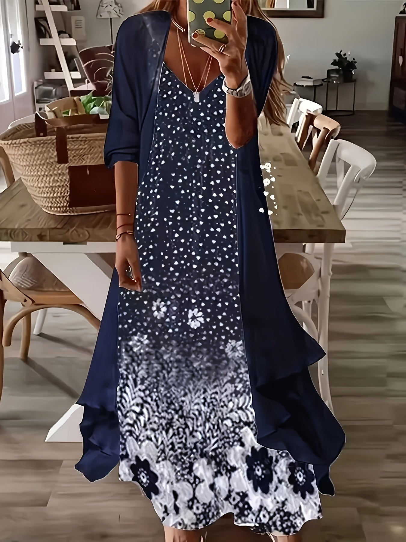 Vintage va jozibali ko'ylak, soxta ikki qismli dizayn, qisqa yenglar, bosma plisalar bilan.