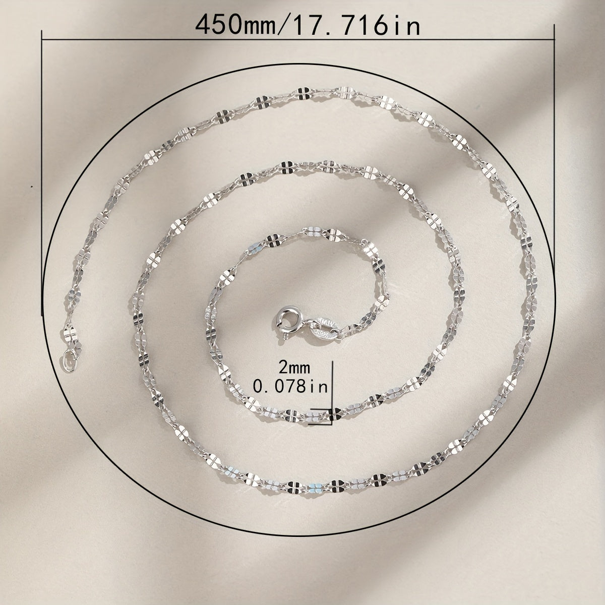 S925 kumush marjon, yapon va koreys uslubida, oddiy va nafis lab pendanti bilan bezatilgan. Ushbu yengil hashamatli kalviks zanjiri yuqori darajadagi uslub hissini tarqatadi. Chiroyli kumush rangdagi nozik va oddiy zanjir dizayni, og'irligi 1.6g.