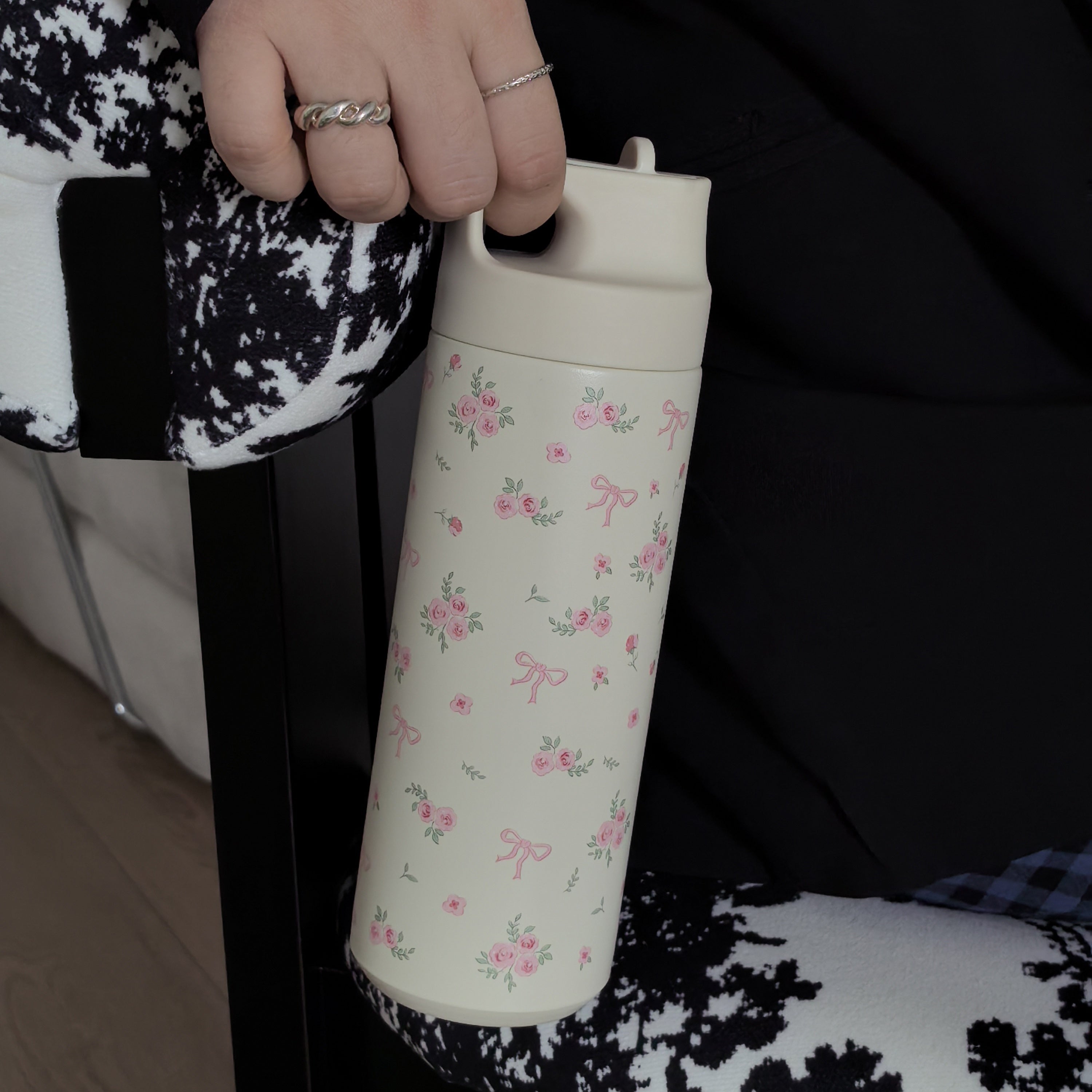 550ml ikki qavatli zanglamaydigan po'latdan yasalgan issiqlik izolyatsiyali suv idishi, sayohat va sport uchun flip quvurlari bilan