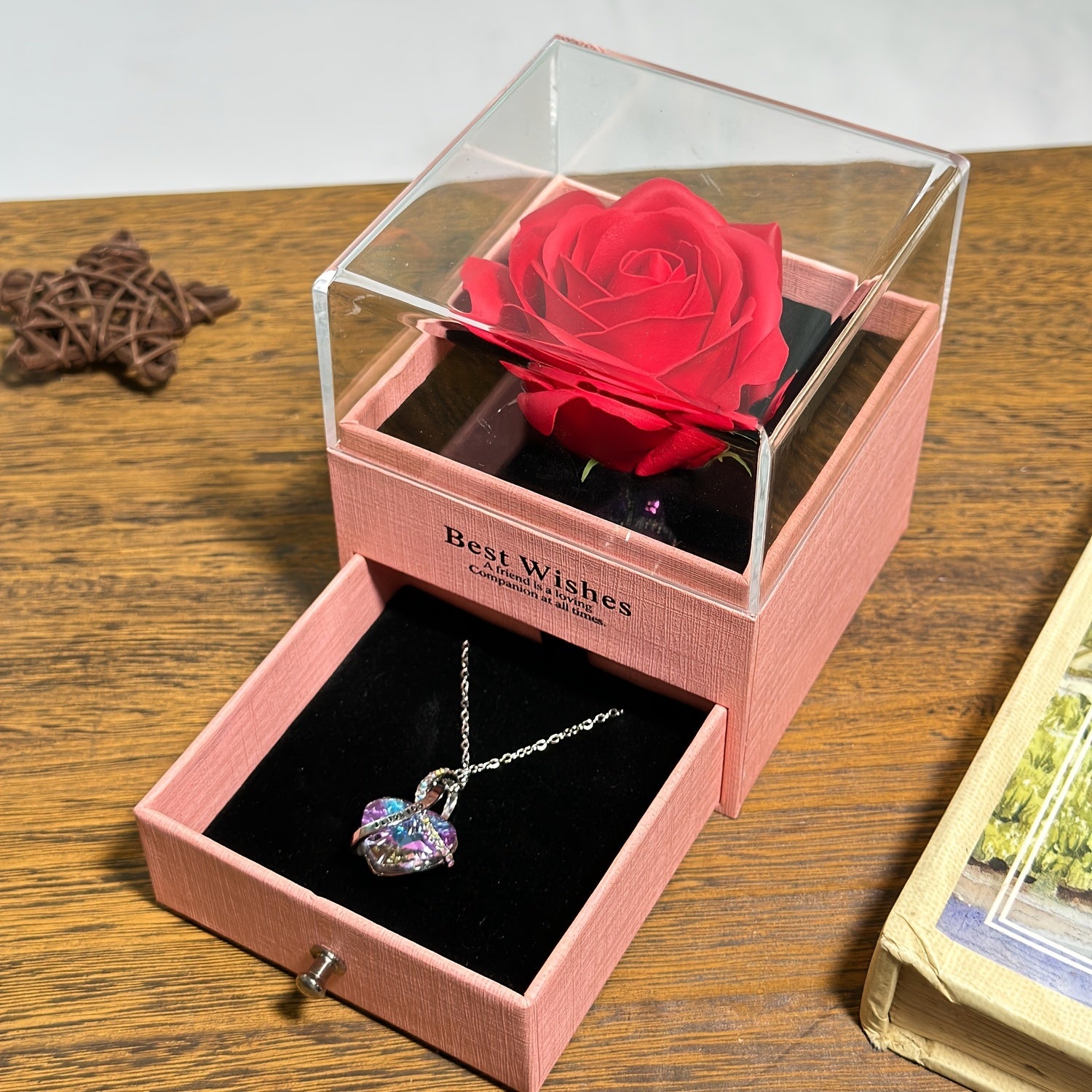 Коробка для подарка с красной розой и сердцем для романтических случаев