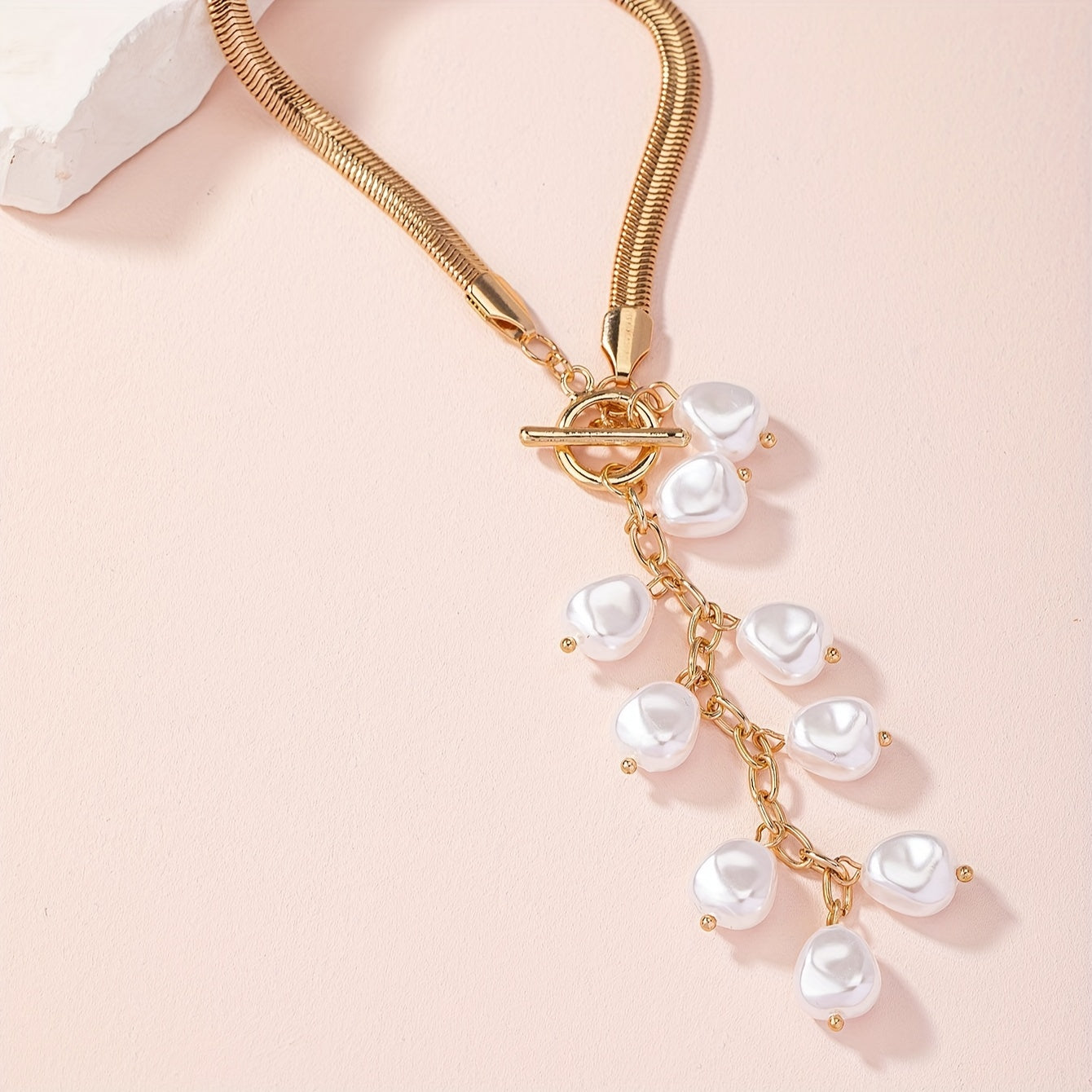 Zamonaviy fransuz uslubidagi soxta marvaridli pandant bilaguzuk, 1 dona, silliq temir ilon zanjiri, oq akril marvaridlar, har kuni va maxsus tadbirlar uchun mukammal, ayollar uchun ideal sovg'a.