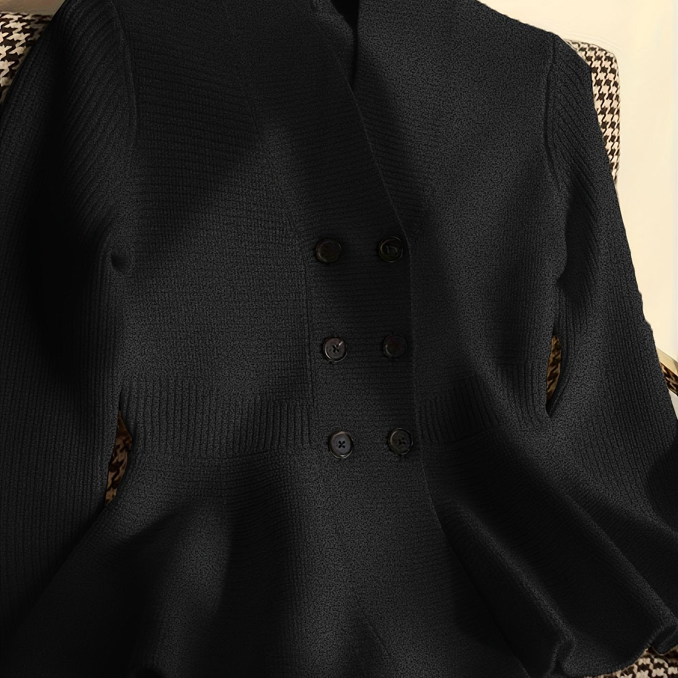 Qattiq rangdagi zamonaviy V-shaklidagi kardigan, qalin to'qima, keng kesim, issiq viskoza/poliester aralashmasi. Kuz/qish uchun ideal.