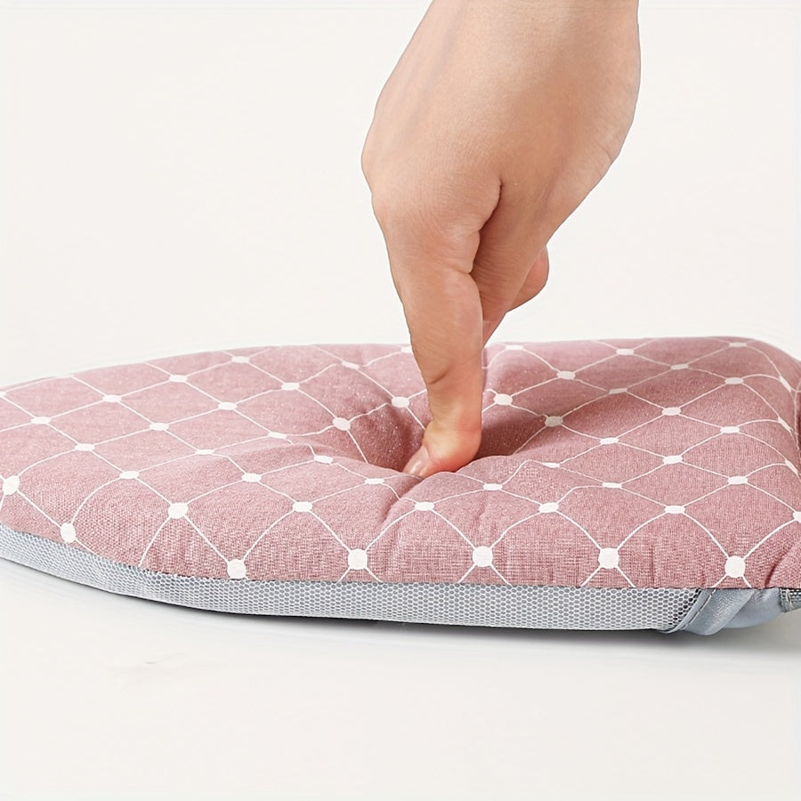 Portativ qo'l bilan ishlatiladigan kiyimlarni dazmollash taxtasi, oson burishlarni olib tashlash uchun yuqori haroratga chidamli g'ovak bilan.