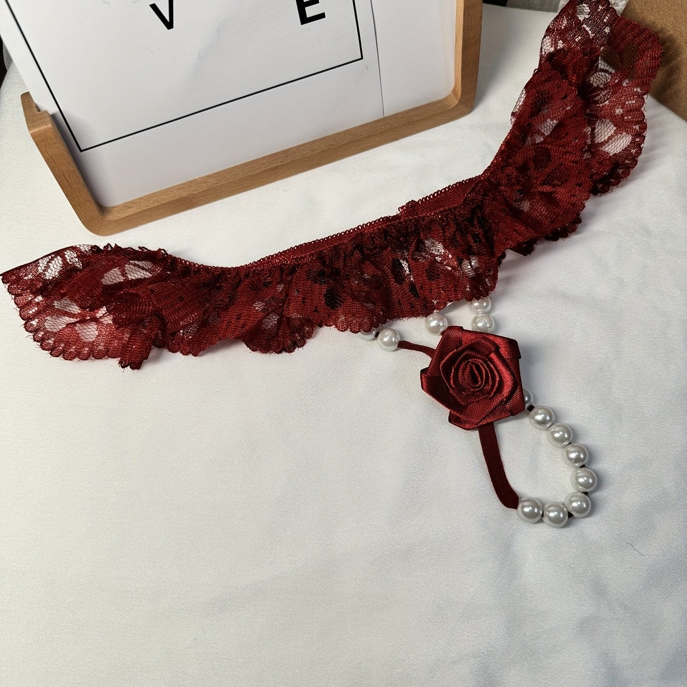 Yaltiroq marvaridli thong ichki kiyim, dantel tafsilotlari bilan, past bel, ayollar uchun romantik dizayn, sexy ichki kiyim.