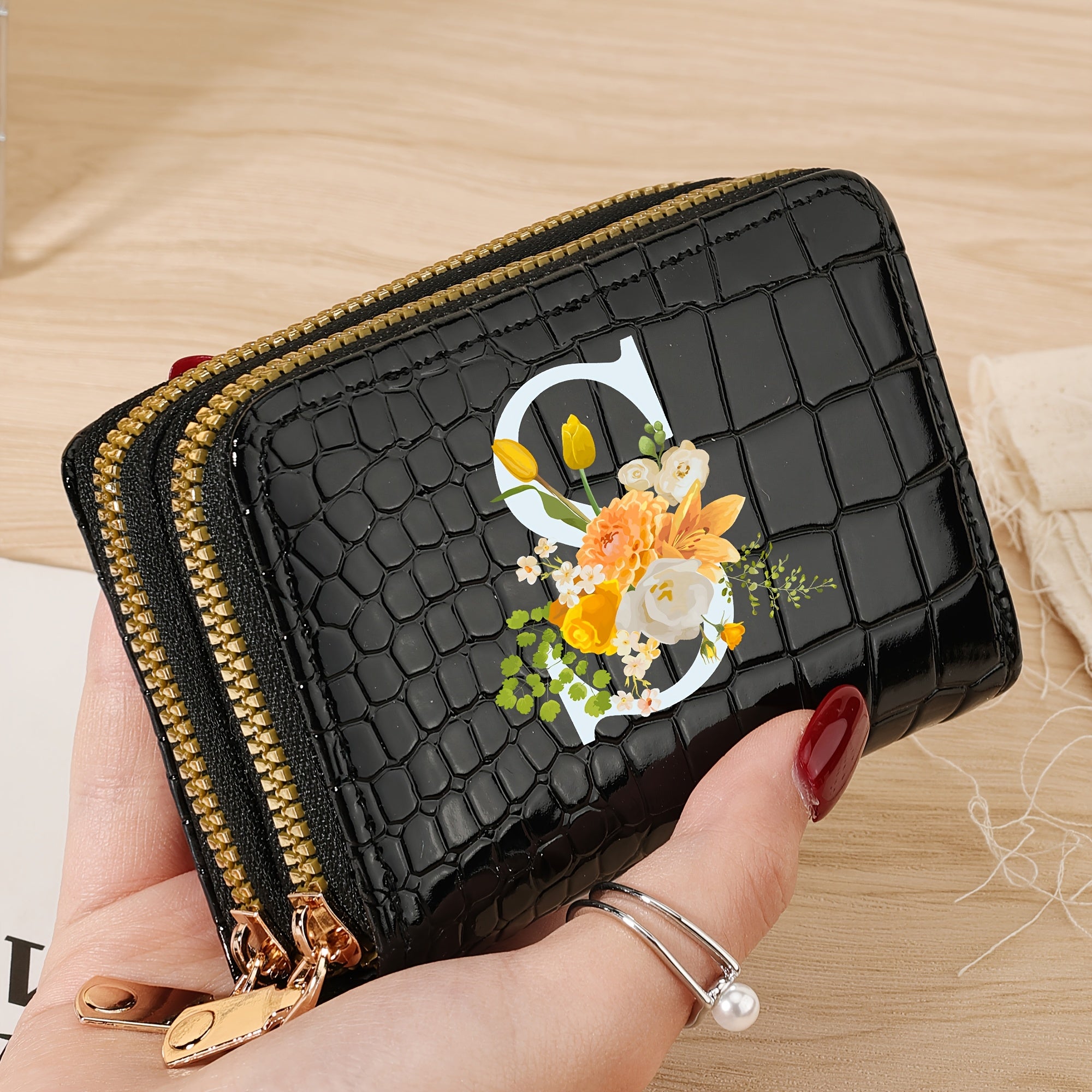 Bir nechta slotlari va zamonaviy fermuari bo'lgan mustahkam kredit karta saqlash sumkasi, maktab, yotoqxona va maktabga qaytish uchun zarur bo'lgan buyumlar uchun.