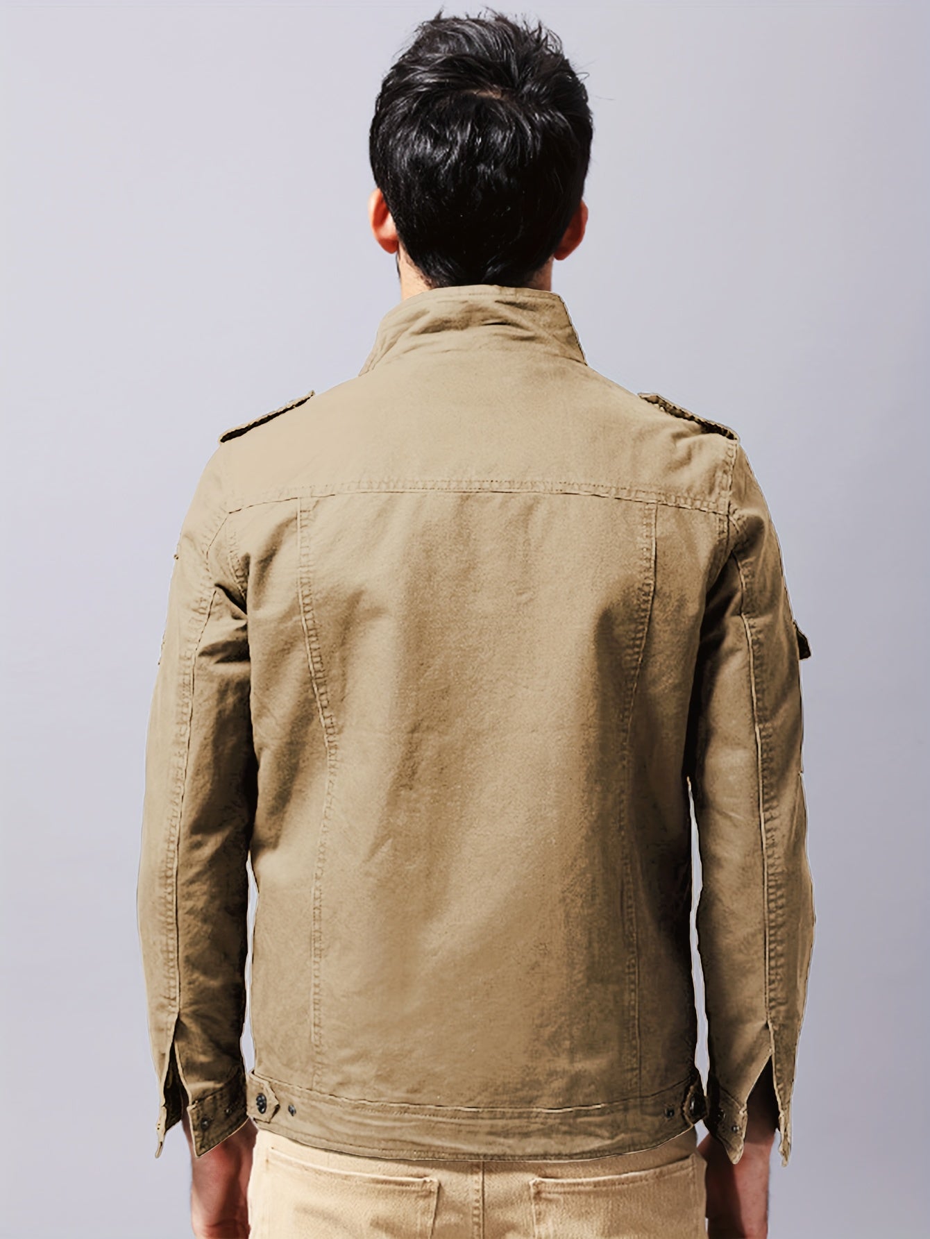 Yozgi va kuzda ochiq havoda faoliyatlar uchun mukammal, fermuari bilan yopiladigan, turli xil ko'ylaklar va qopqoq cho'ntaklari bo'lgan zamonaviy erkaklar paxta jakketi.