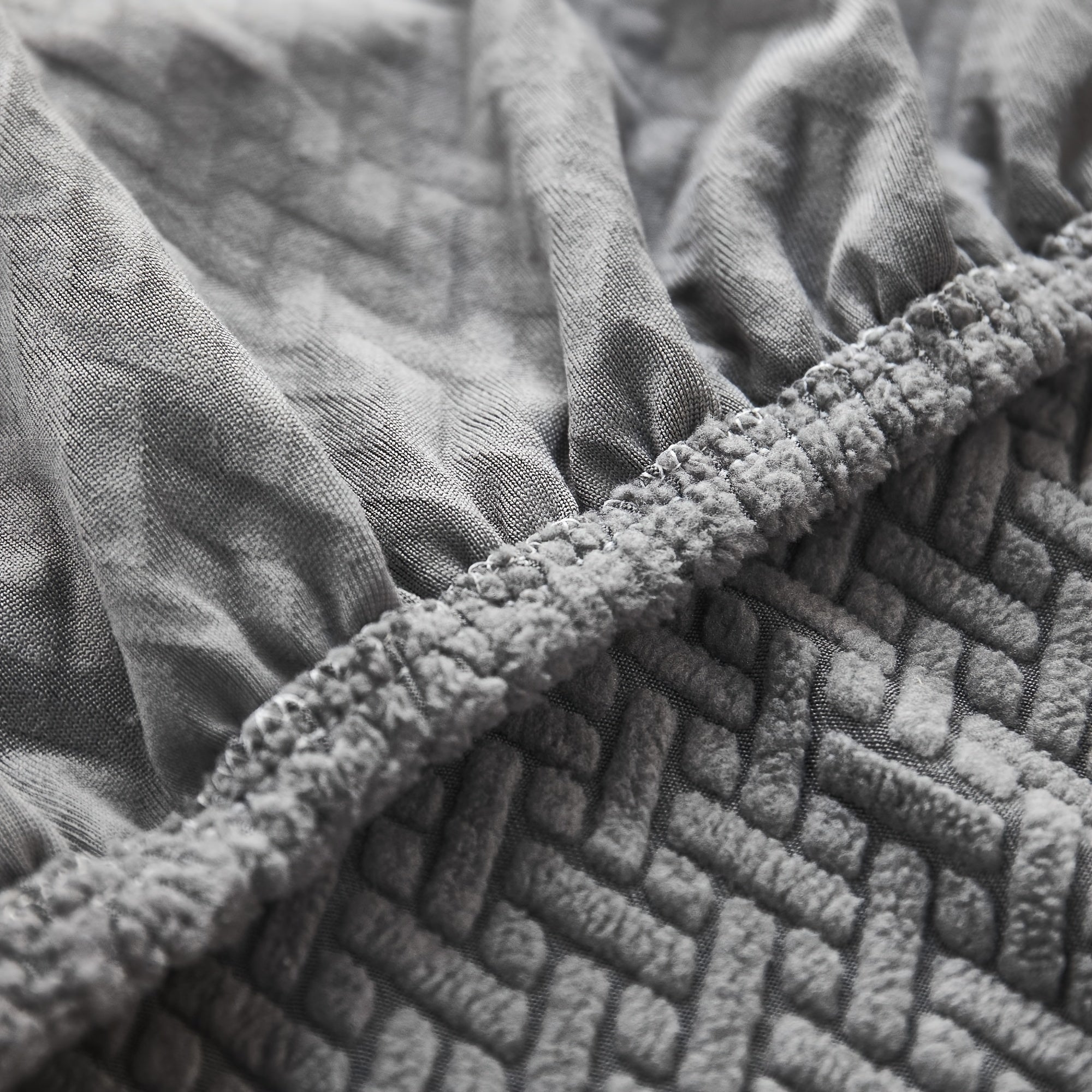 Современный серый чехол для подушки дивана с эластичной посадкой и мягкой текстурированной тканью. Машинная стирка для повышения комфорта в гостиной.