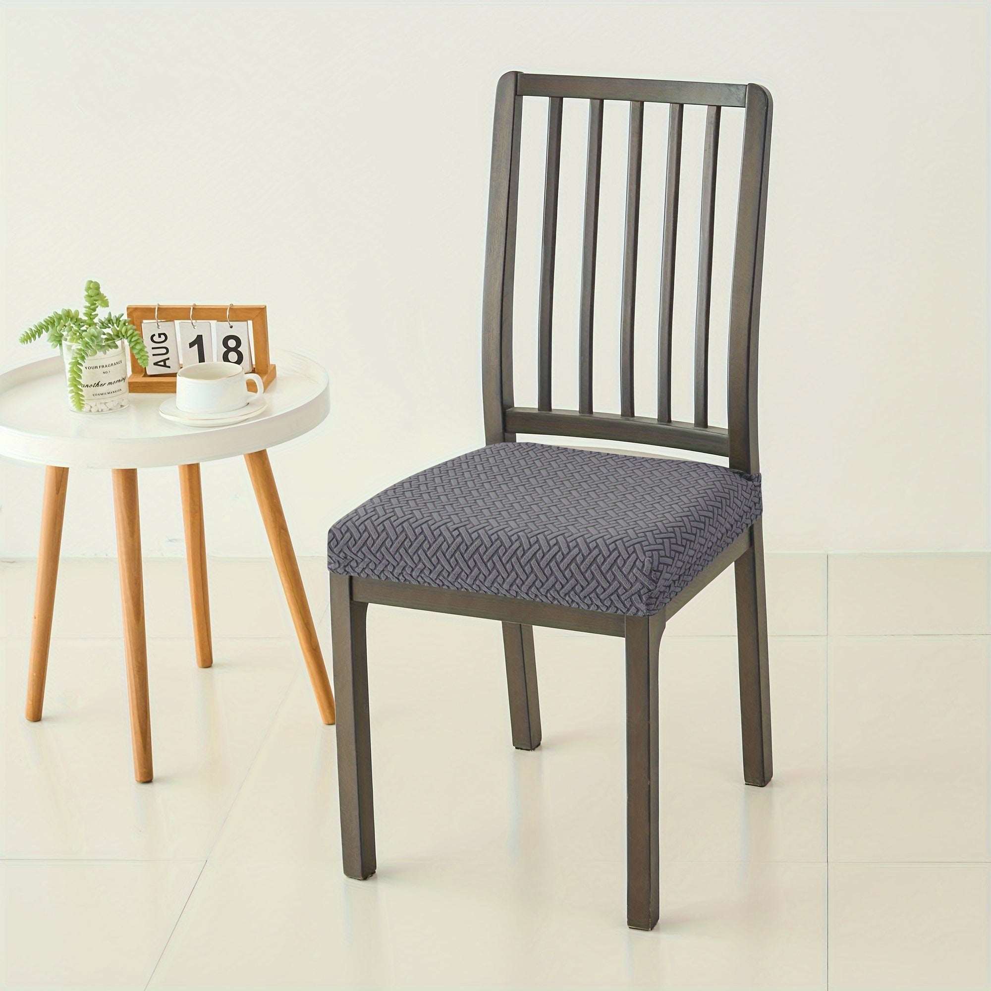 Zamonaviy jakard matosidan tayyorlangan cho'ziluvchan T-shaklidagi stul qoplamasi, mashinada yuvish mumkin, elastik lenta bilan yopiladi. Stilizatsiya qilingan uy dekoratsiyasi uchun spandeks/polister aralashmasi.