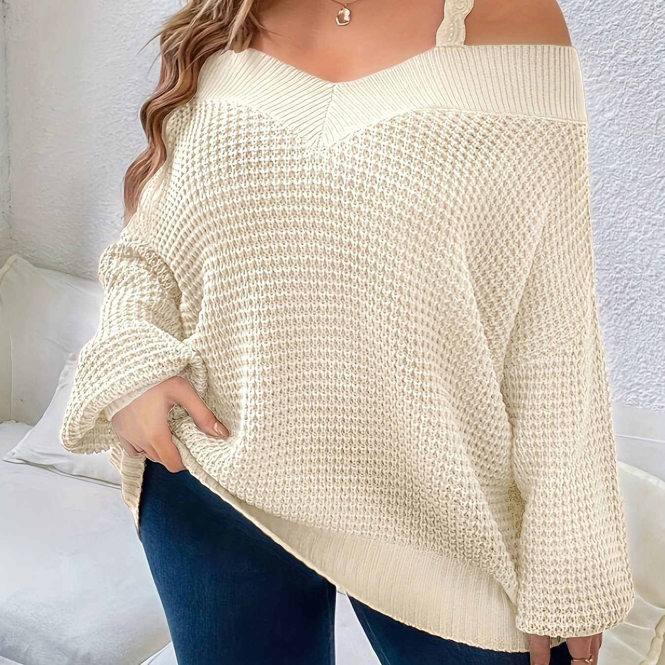 Ayollar uchun bej rangli, V-shakllı bo'yinli, uzun qo'lli trikotaj off-shoulder sviter