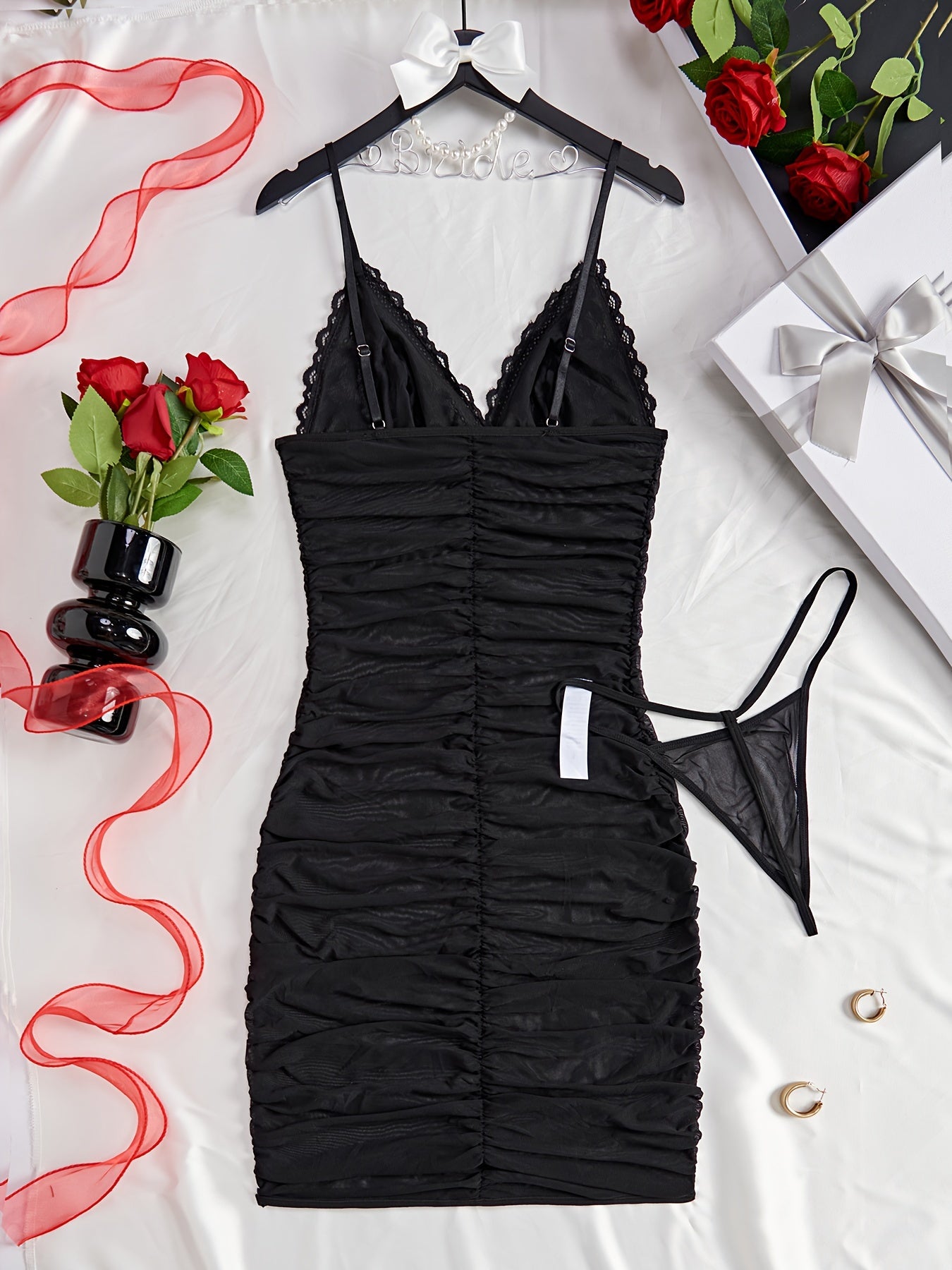 Conjunto de lencería negra para mujer con vestido de malla fruncida y tanga